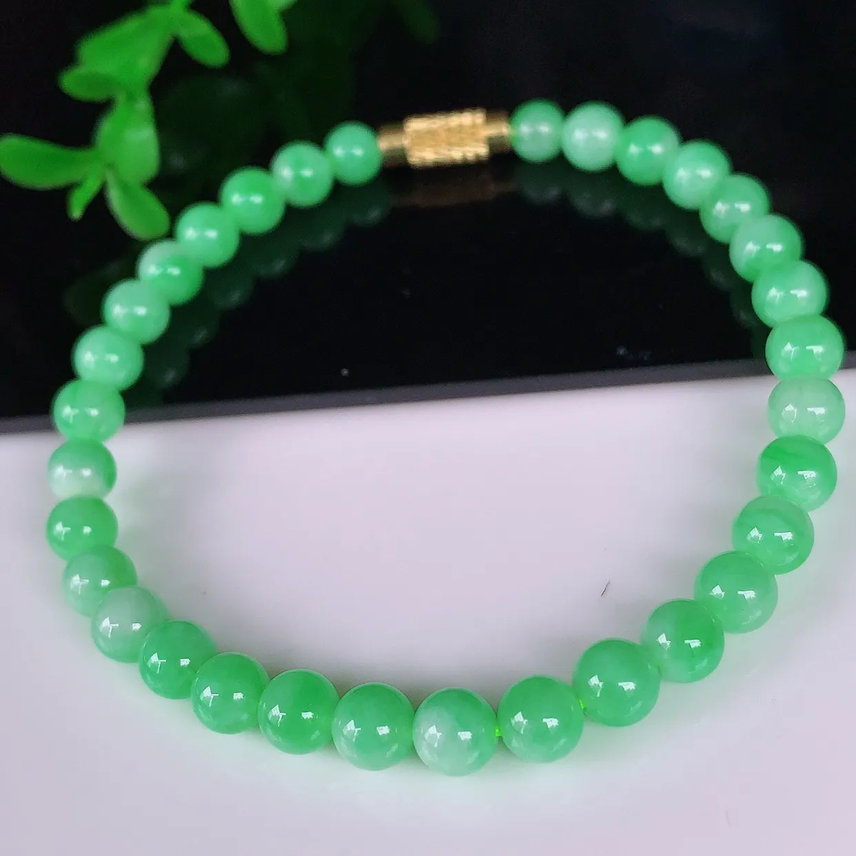 自然光实拍，冰润飘绿圆珠翡翠手串手链，种老水足，冰清玉润，颜色漂亮，取一尺寸5.5mm