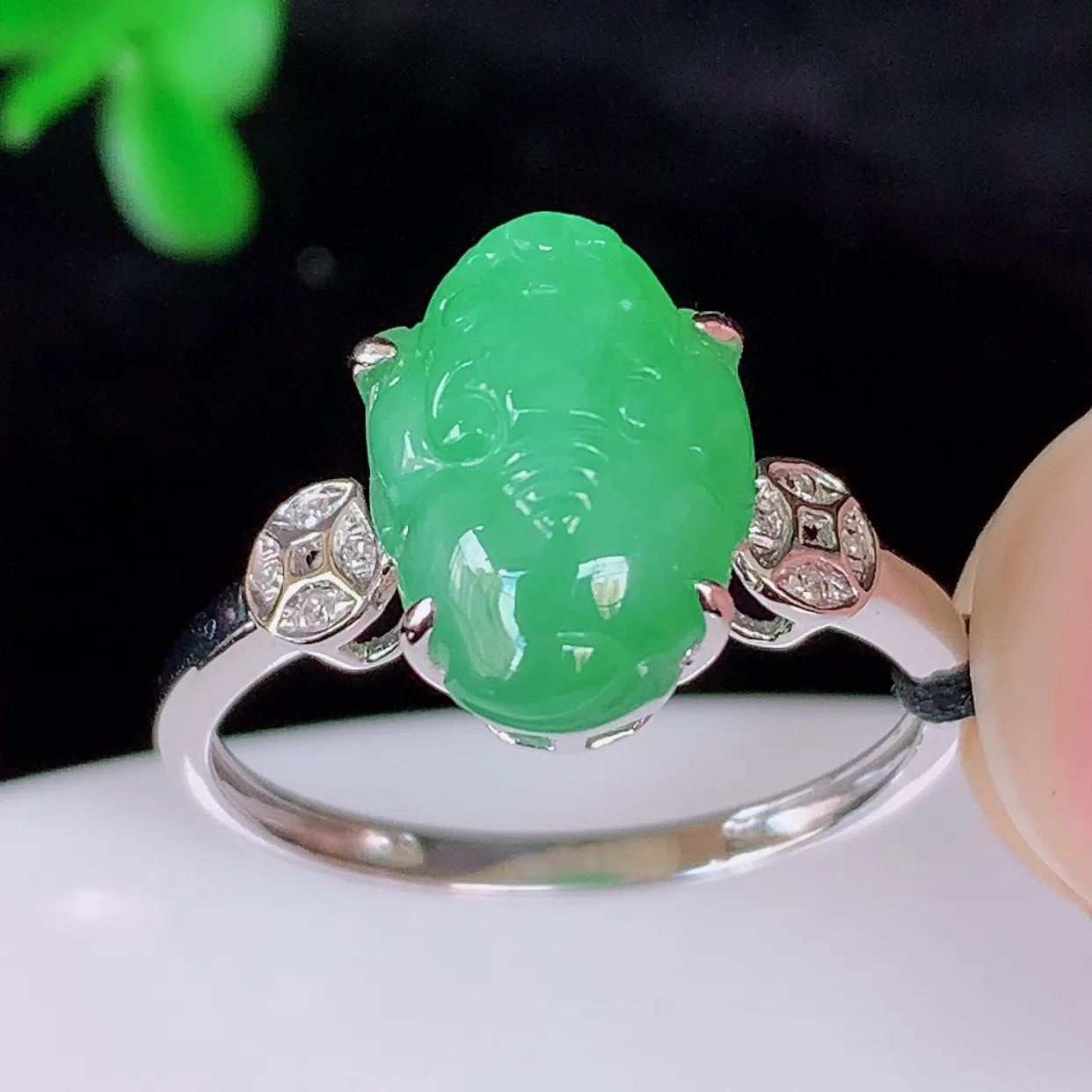 自然光实拍 18K金精工镶嵌满绿貔貅戒指，玉质细腻，翡翠色泽均匀，艳丽饱满，款式高贵大气，上手亮眼，