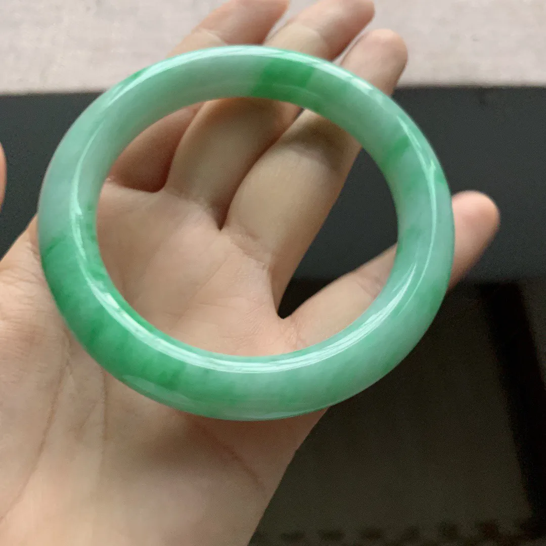 老坑冰糯飘绿圆条翡翠手镯，尺寸:56.5-10mm，重量58.05g，适合57-56圈口。
