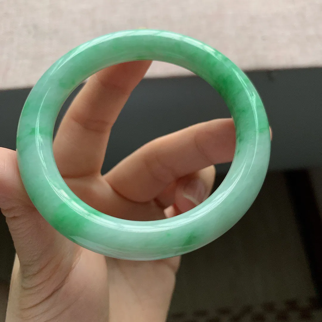 老坑冰糯飘绿圆条翡翠手镯，尺寸:56.5-10mm，重量58.05g，适合57-56圈口。