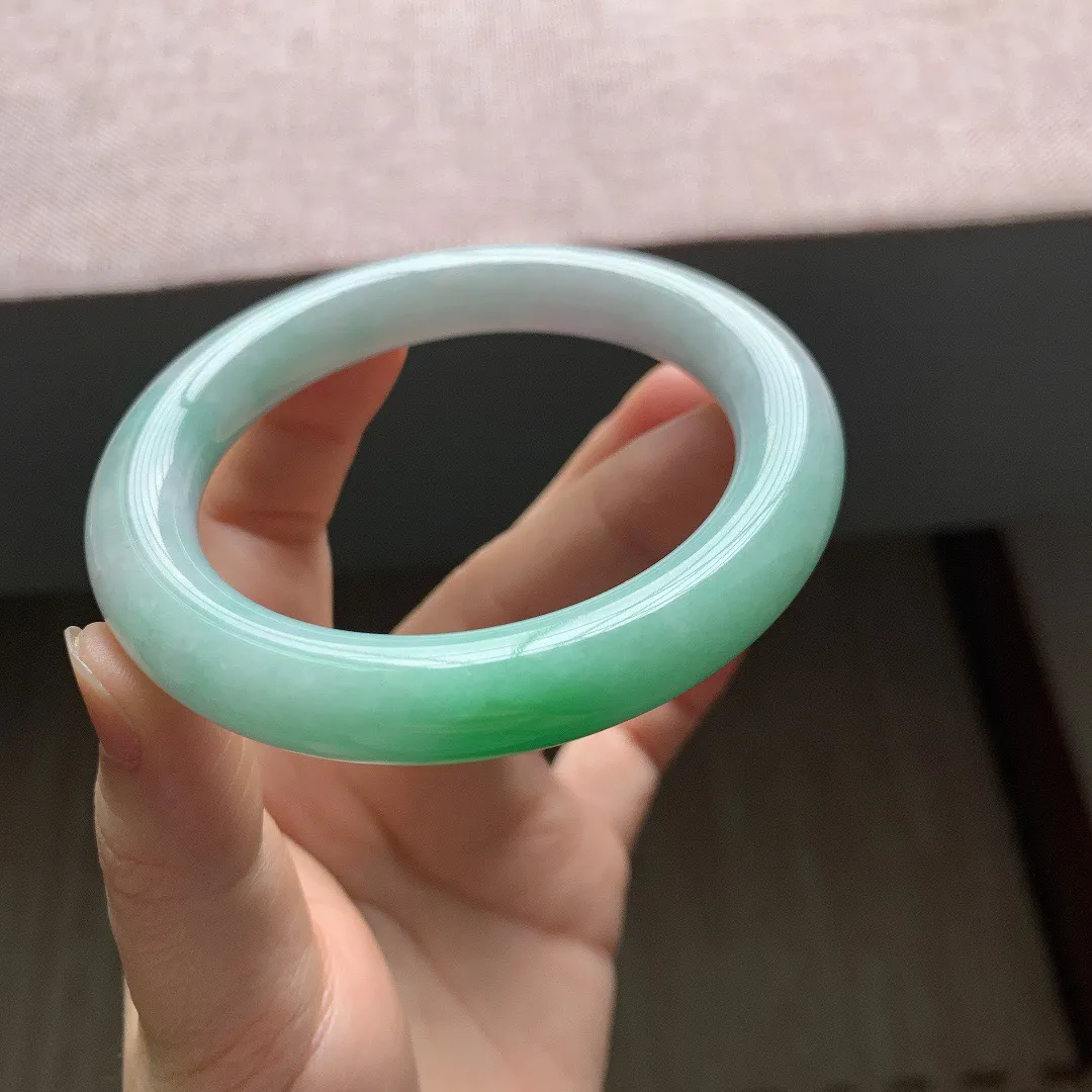 老坑冰糯飘绿圆条翡翠手镯，尺寸:58-10.8mm，重量69.54g，适合58圈口。