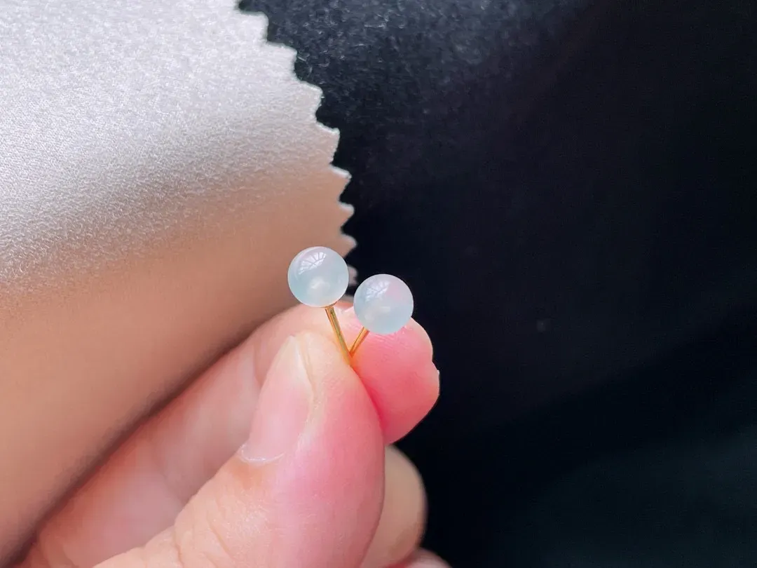 18K 冰种·珠子耳钉

裸5.4
