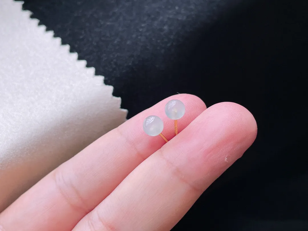 18K 冰种·珠子耳钉

裸5.4