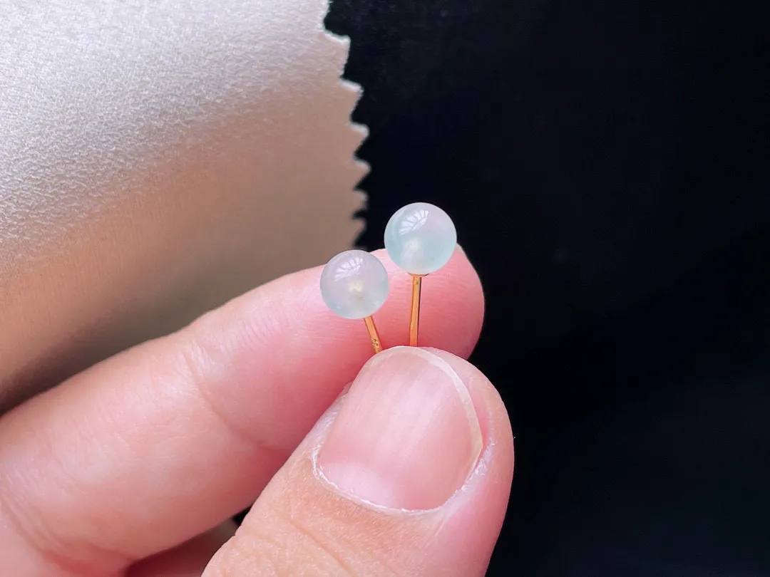 18K 冰种·珠子耳钉

裸5.4