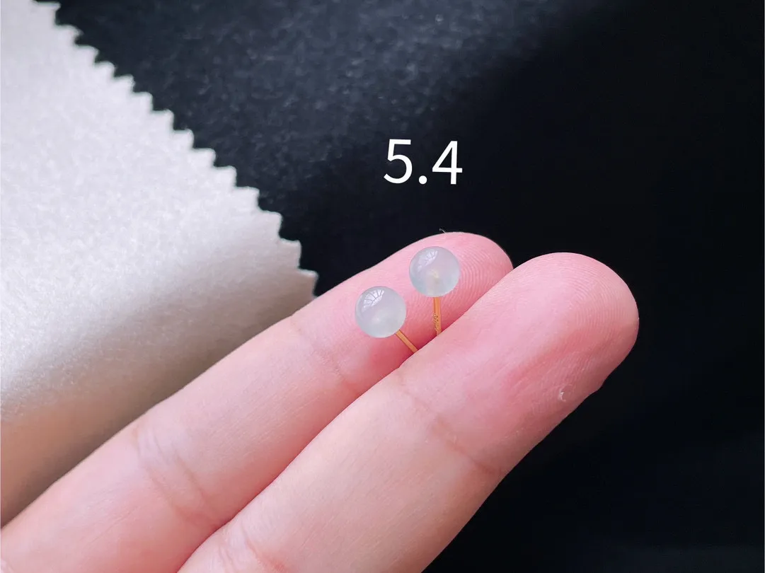 18K 冰种·珠子耳钉

裸5.4