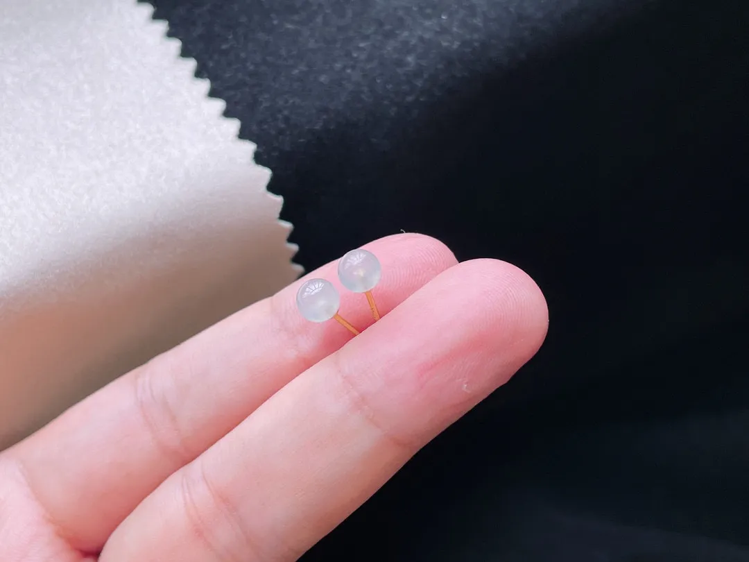 18K 冰种·珠子耳钉

裸5.4