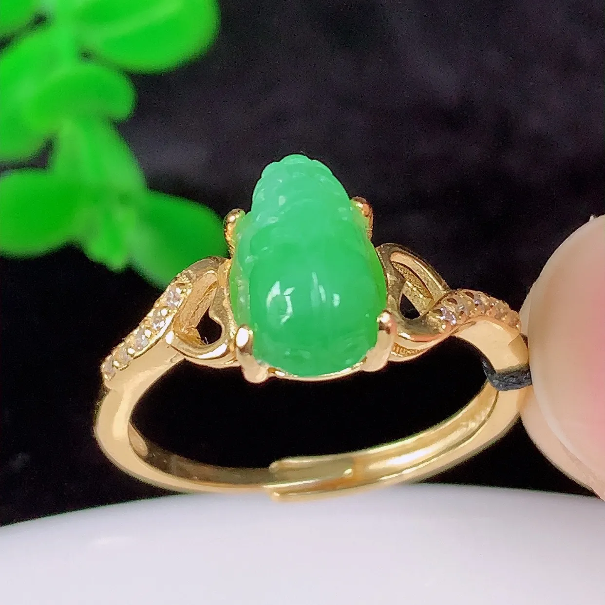 满绿貔貅翡翠925银镶嵌戒指，自然光实拍，翠色灵动，颜色漂亮，种老水足，品相佳，佩戴佳品！#1.3整