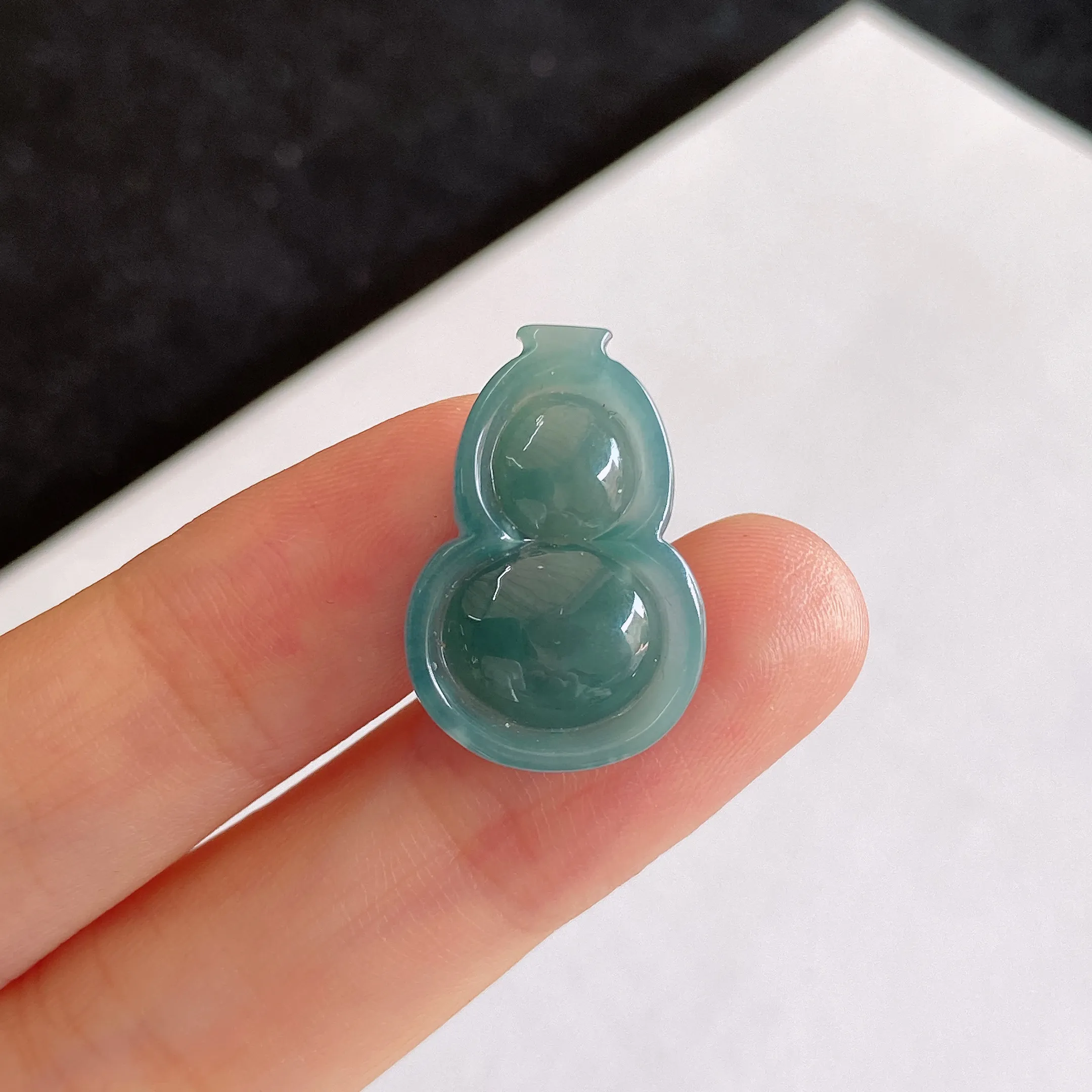 翡翠冰糯种蓝色葫芦