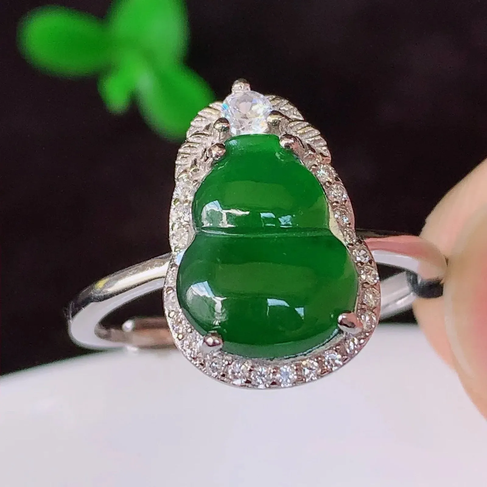 冰透满绿翡翠925银镶嵌葫芦戒指，自然光实拍，翠色灵动，颜色漂亮，种水足，品相佳，佩戴佳品！#97.
