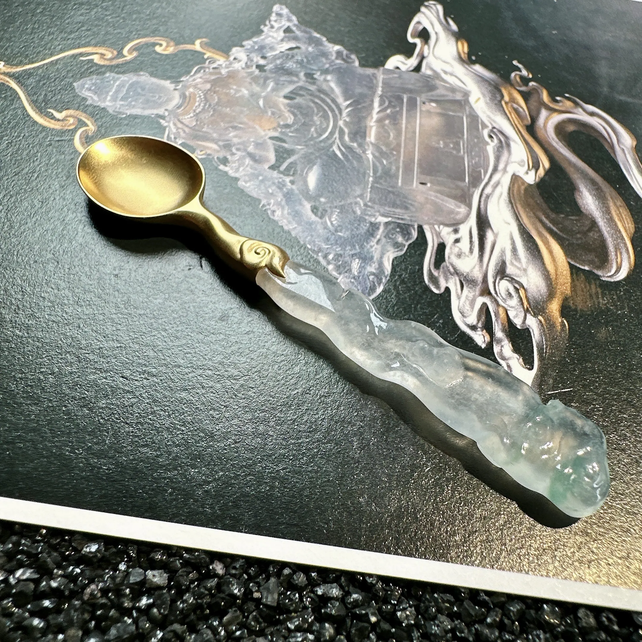 【金汤匙】冰度十足的随形翡翠镶嵌而成的金汤匙，金玉满堂，寓意好，推荐入手。