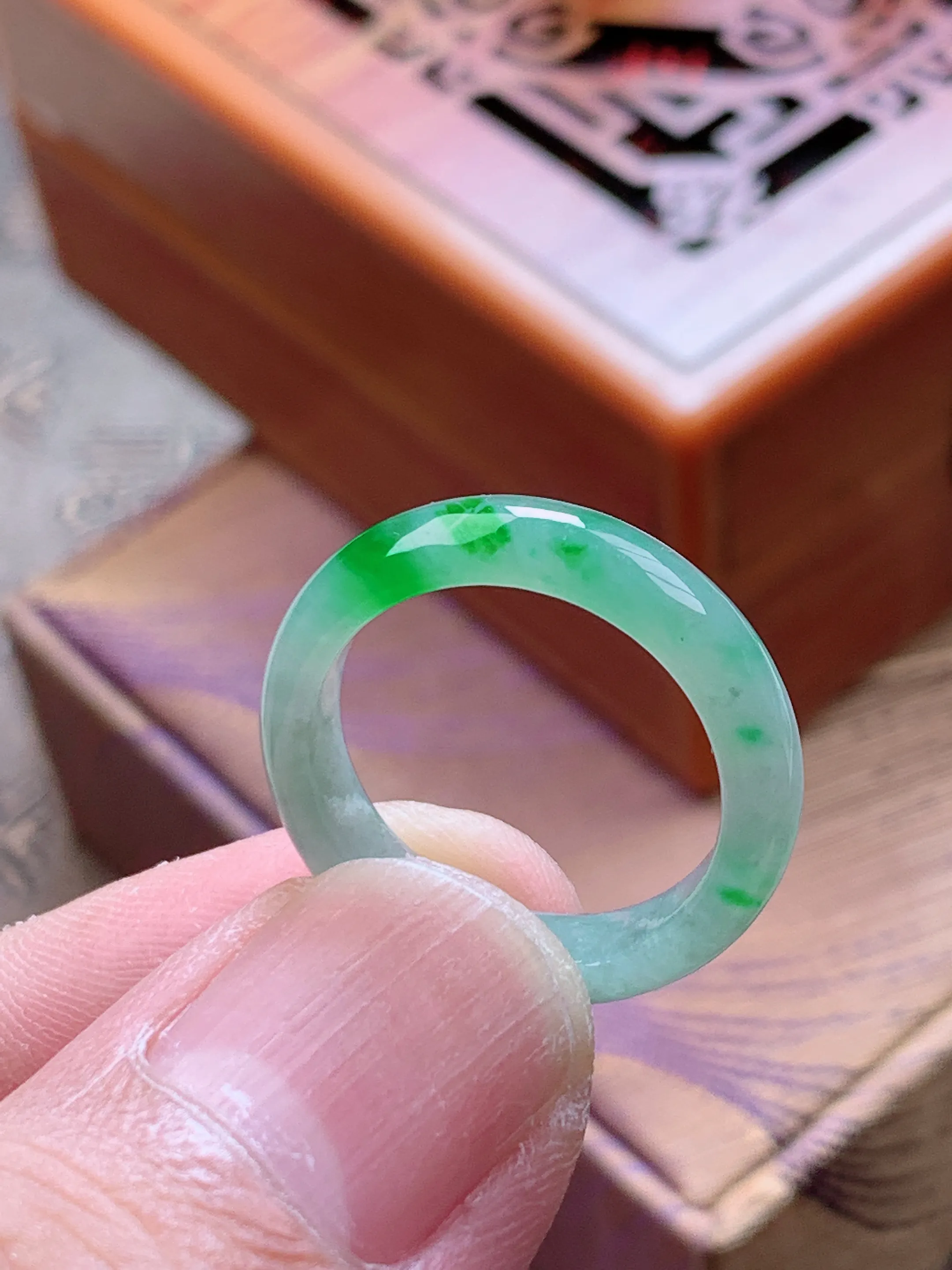 精品推荐，缅甸天然A货翡翠，飘阳绿素面戒指，种水好，颜色鲜艳，玉质水润细腻，工艺精湛，佩戴效果更佳。
