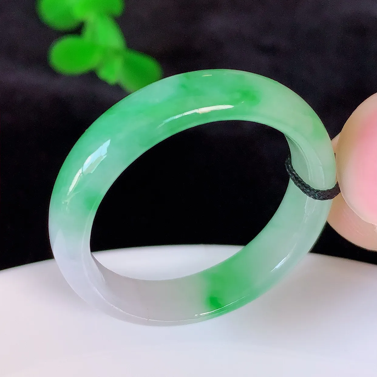 自然光实拍，冰润飘绿21.5mm内径翡翠指环，玉戒指，玉质莹润，好精美好冰润的指环，上手纤巧！#26