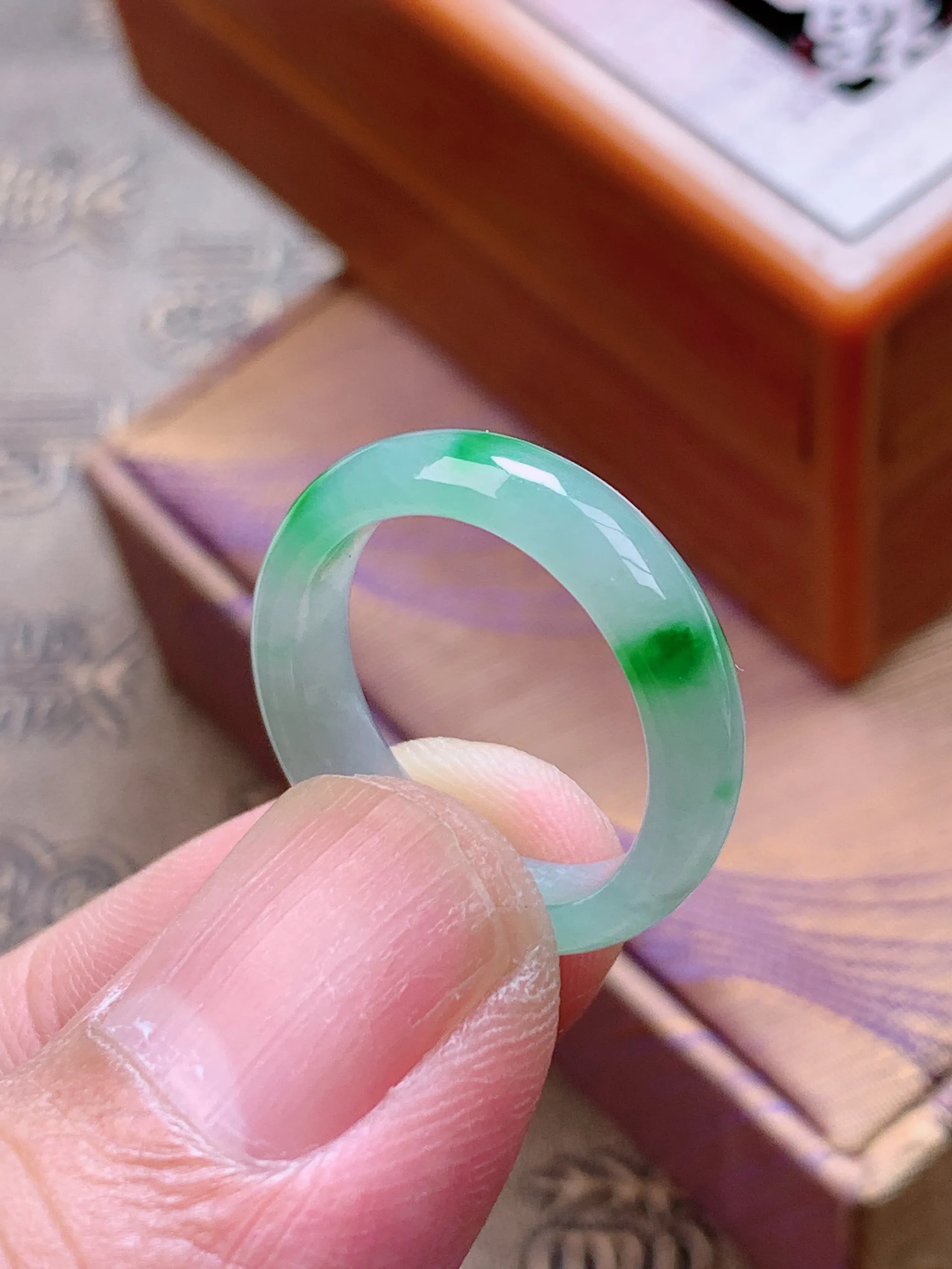 精品推荐，缅甸天然A货翡翠，飘阳绿素面戒指，种水好，颜色鲜艳，玉质水润细腻，工艺精湛，佩戴效果更佳。1