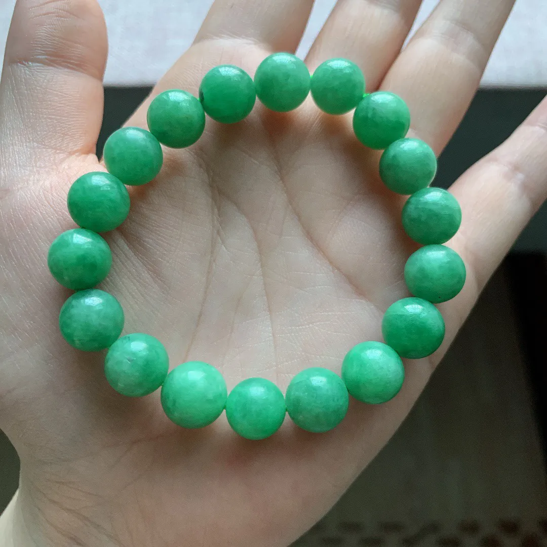 自然光实拍，老坑冰润飘绿手链翡翠手串，尺寸:18颗×10.5mm，重量36.33g，个别有纹。
