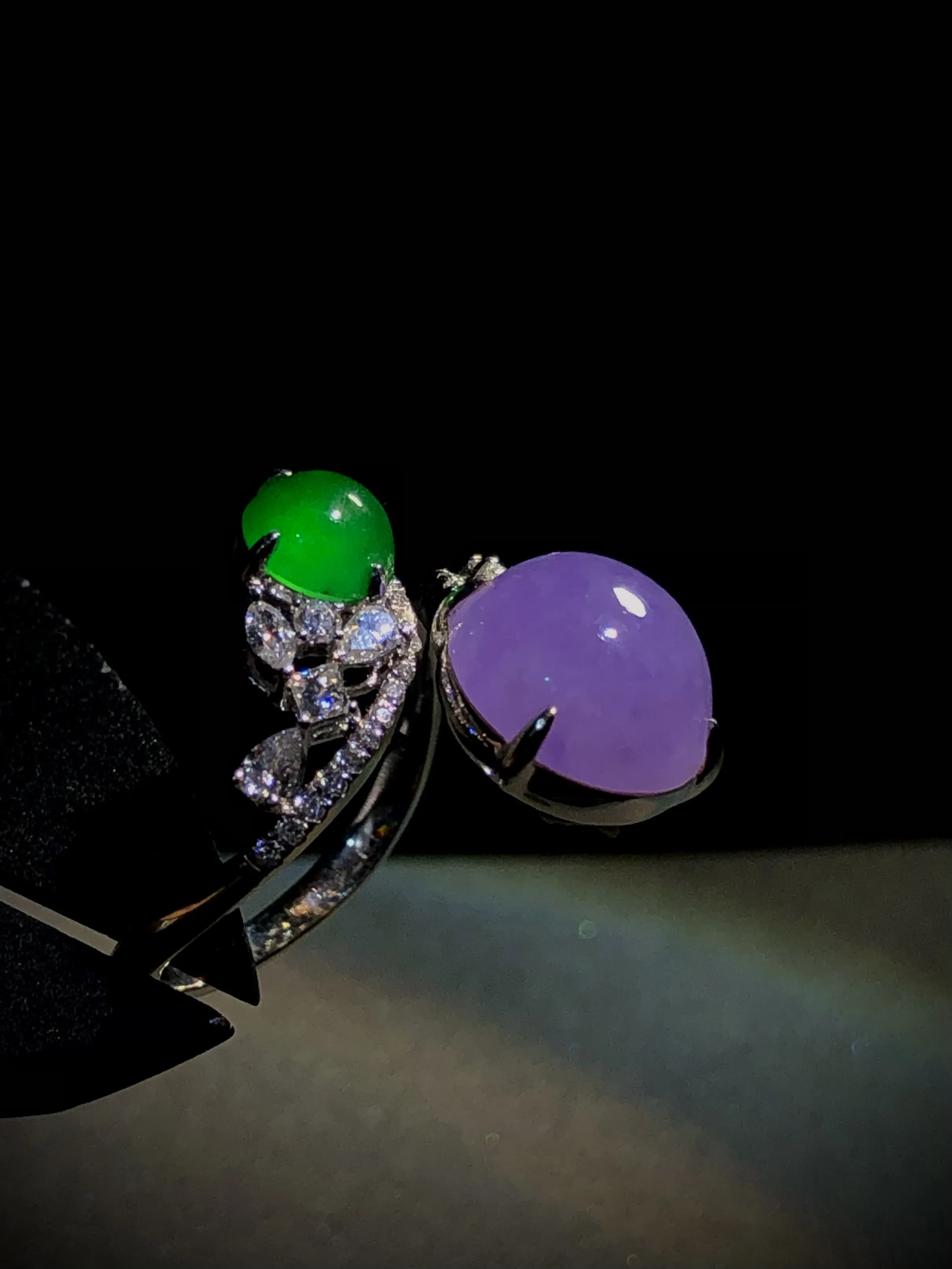 蛋面戒指，紫裸石10.6-10-6mm，
绿裸石6.2-5.6-3.5mm，
13#，18K金，南非