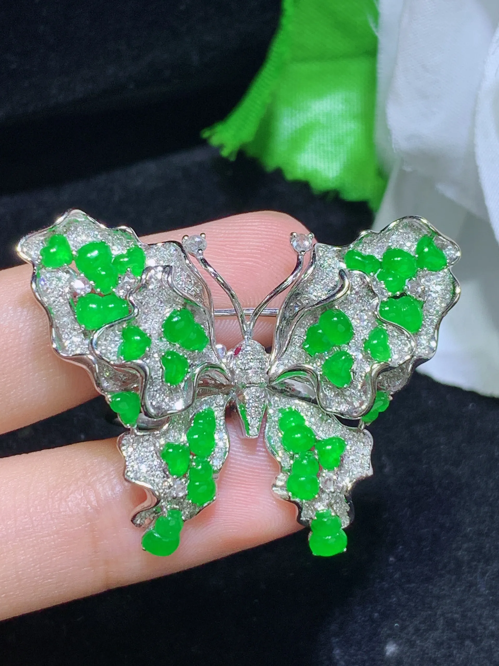 满绿蝴蝶戒指，18k金镶嵌，冰润细腻，佩戴效果出众，整体尺寸：29.5-38.7