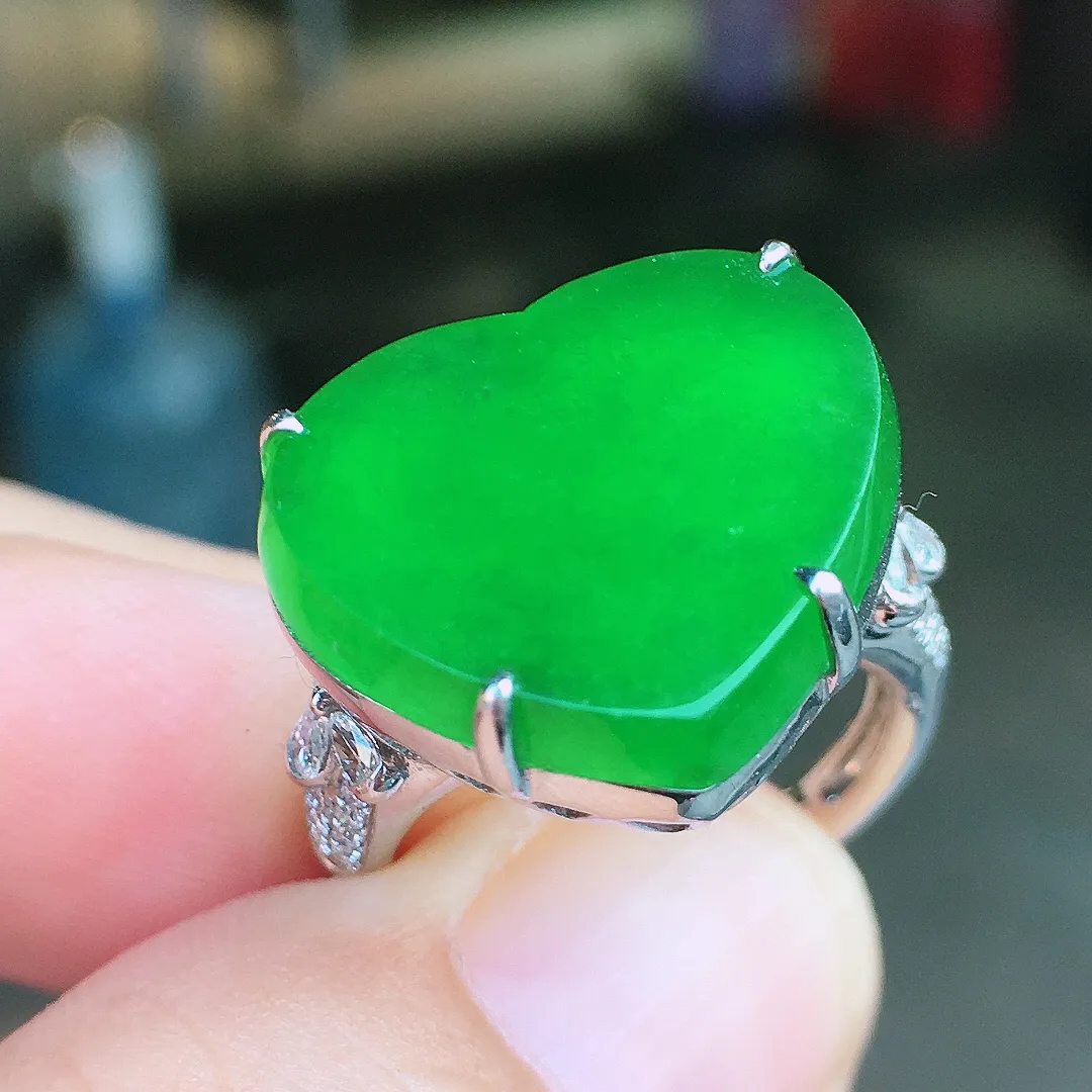 很美的一件阳绿️戒指，水润起光，色艳阳，
精致镶嵌，灵动闪耀，让人移不开眼。18k
金豪华镶嵌
