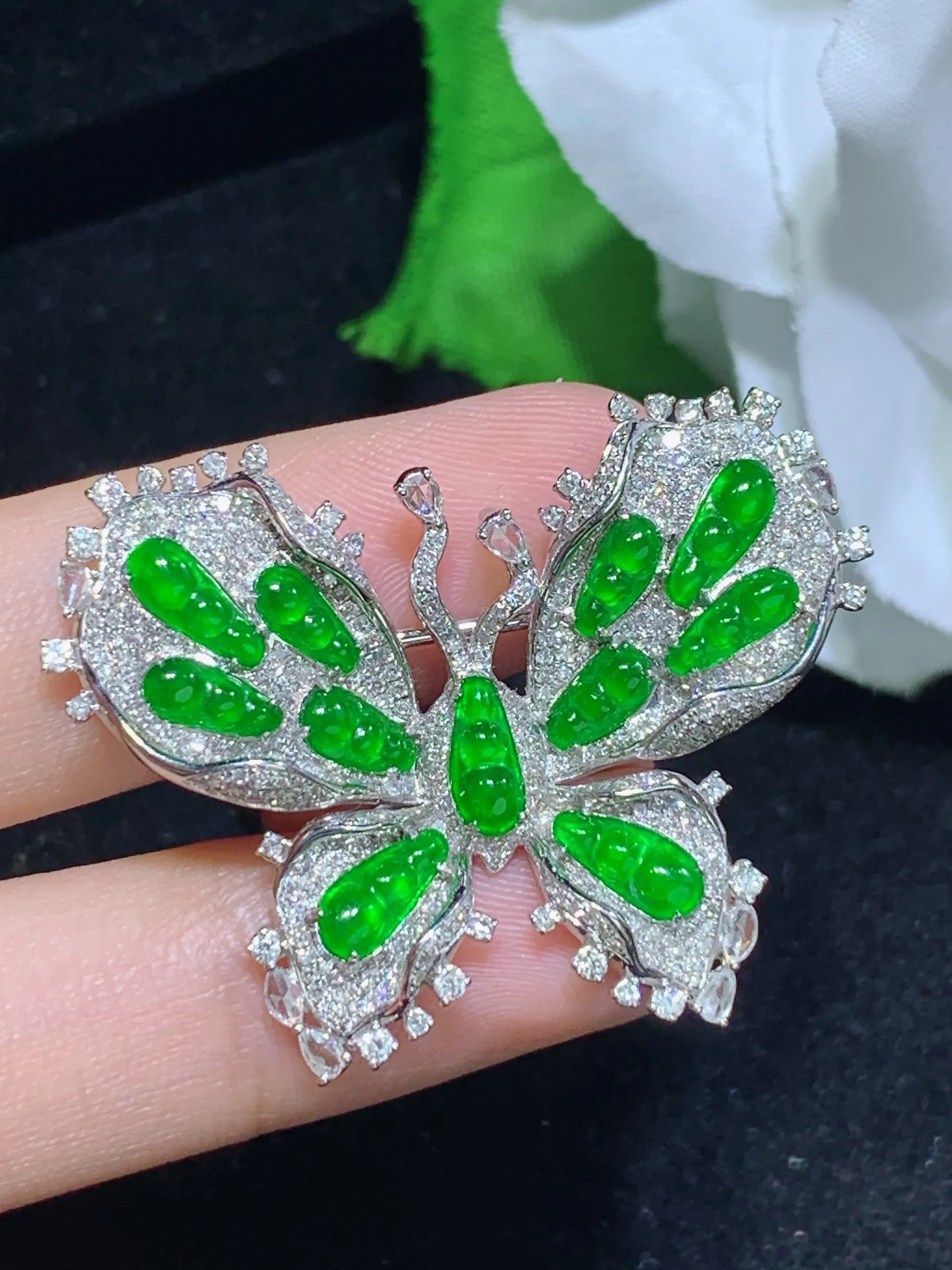 满绿福豆蝴蝶戒指3用款、18k金镶嵌，冰润细腻，佩戴效果出众，整体尺寸：27.5-36