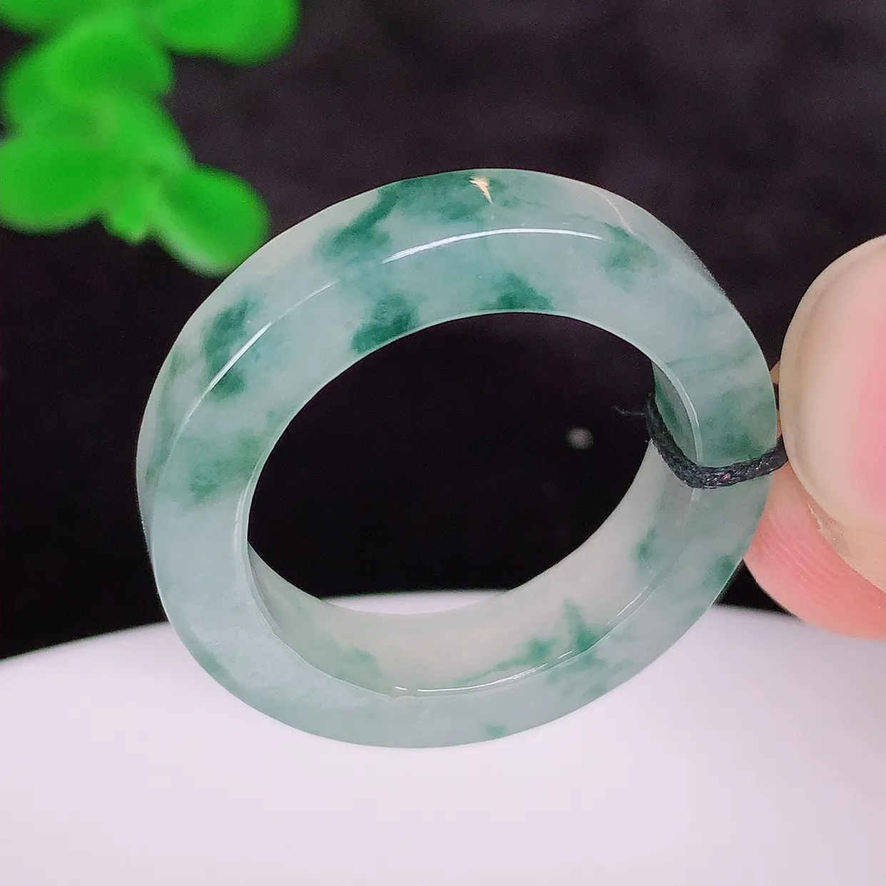 自然光实拍，冰润18.5mm内径翡翠指环，玉戒指，玉质莹润，好精美好冰润的指环，上手纤巧！#89.1