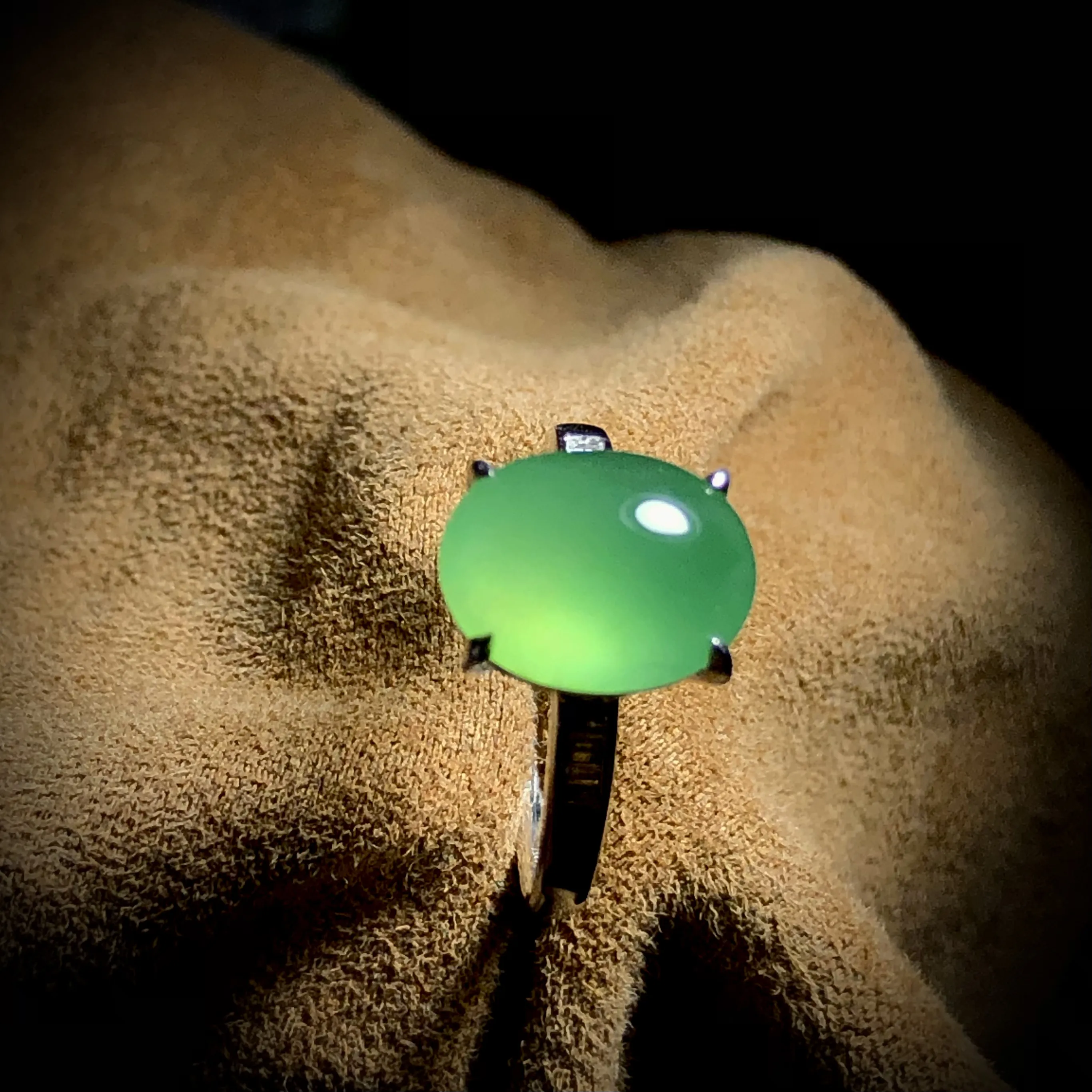 葡萄绿翡翠戒指，裸石11.3-9.2-5.5mm，
12#可改，18K金，南非钻，