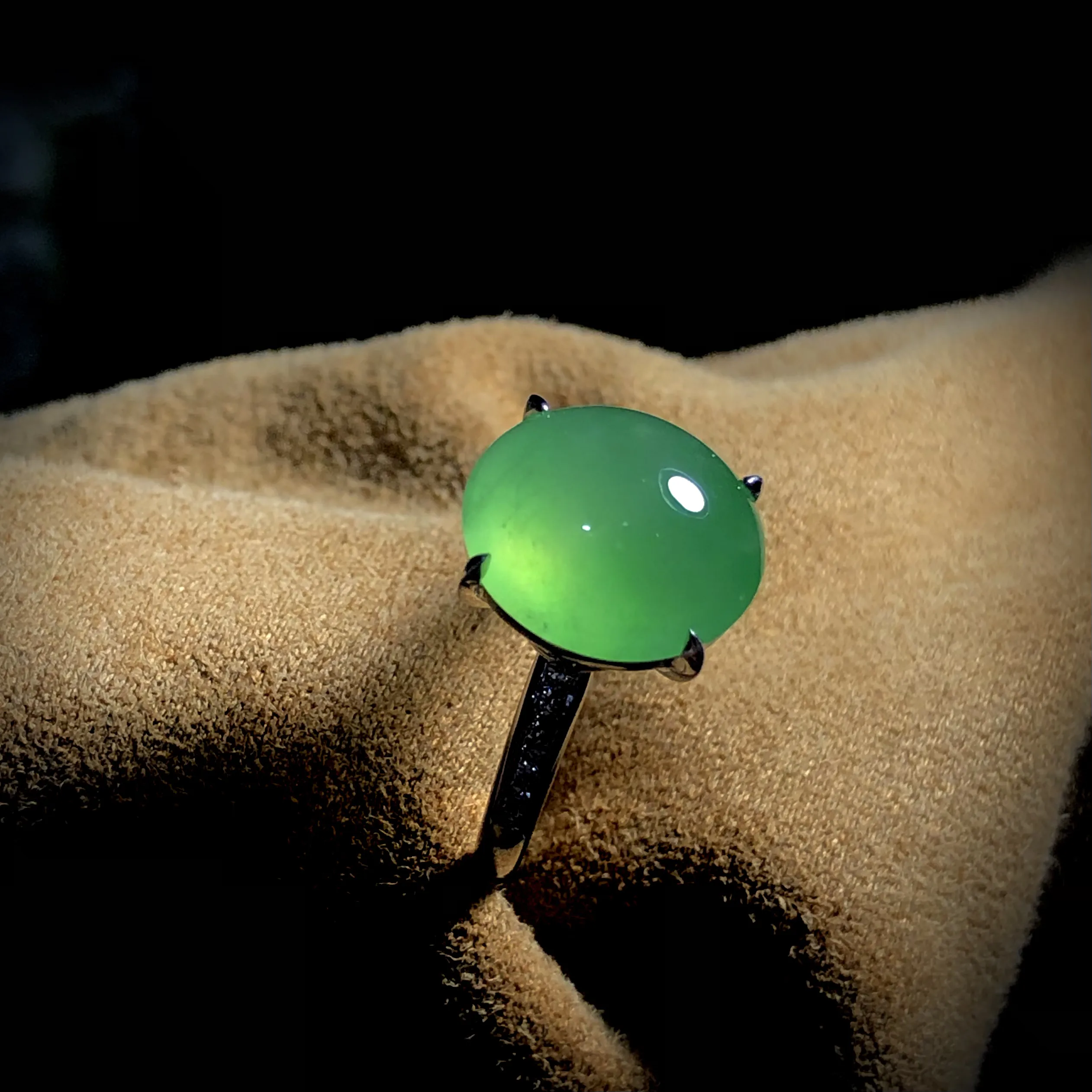 淡绿色翡翠戒指，
裸石11.5-10.2-5.5mm，
12.5#可改，18K金，南非钻，