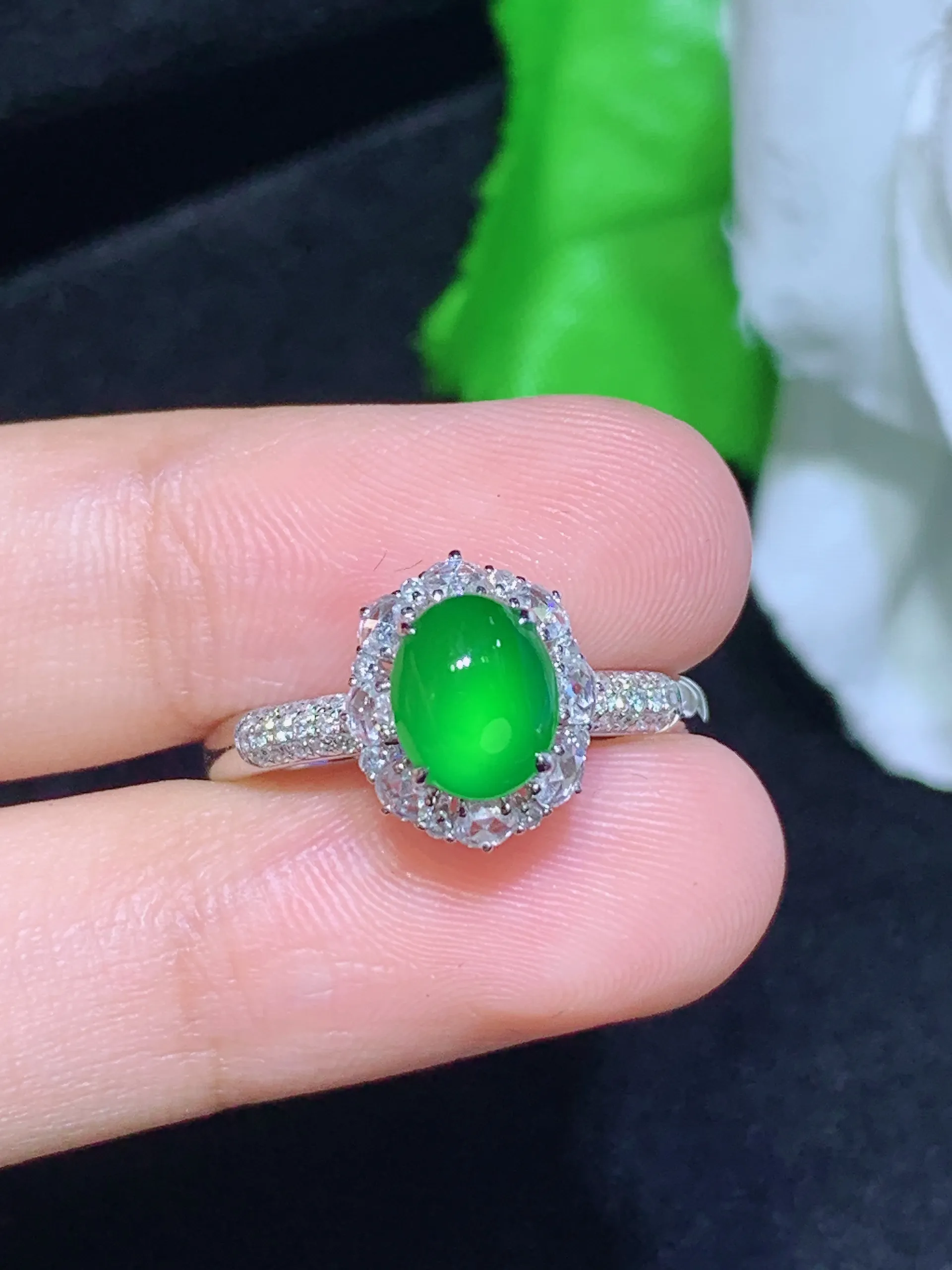 满绿蛋面戒指、18k金镶嵌，冰润细腻，佩戴效果出众，整体尺寸：10.8-9.5
