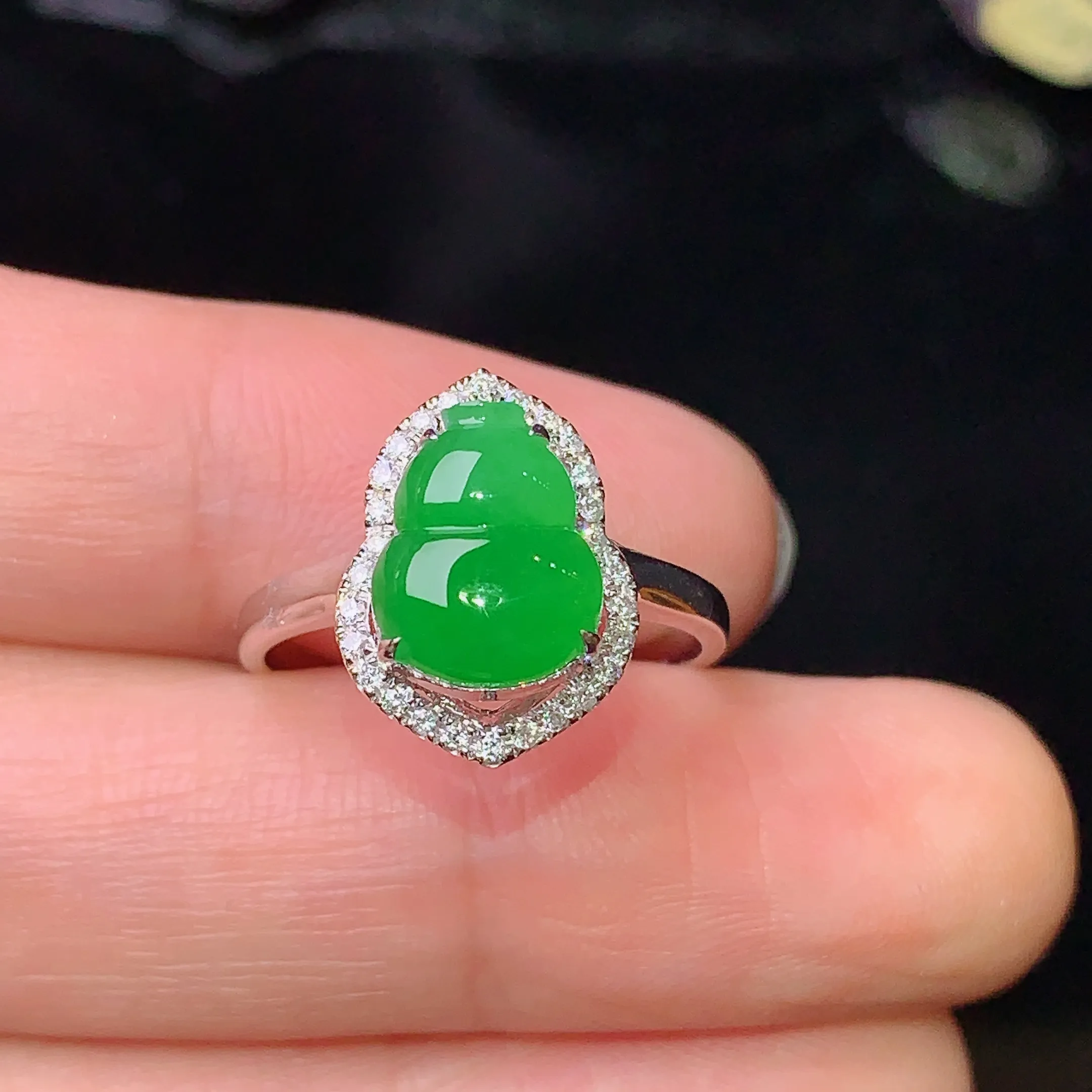 18k金钻镶嵌满绿葫芦戒指 玉质细腻 色泽艳丽 圈口13.5  整体尺寸14.1*10.4*7.3