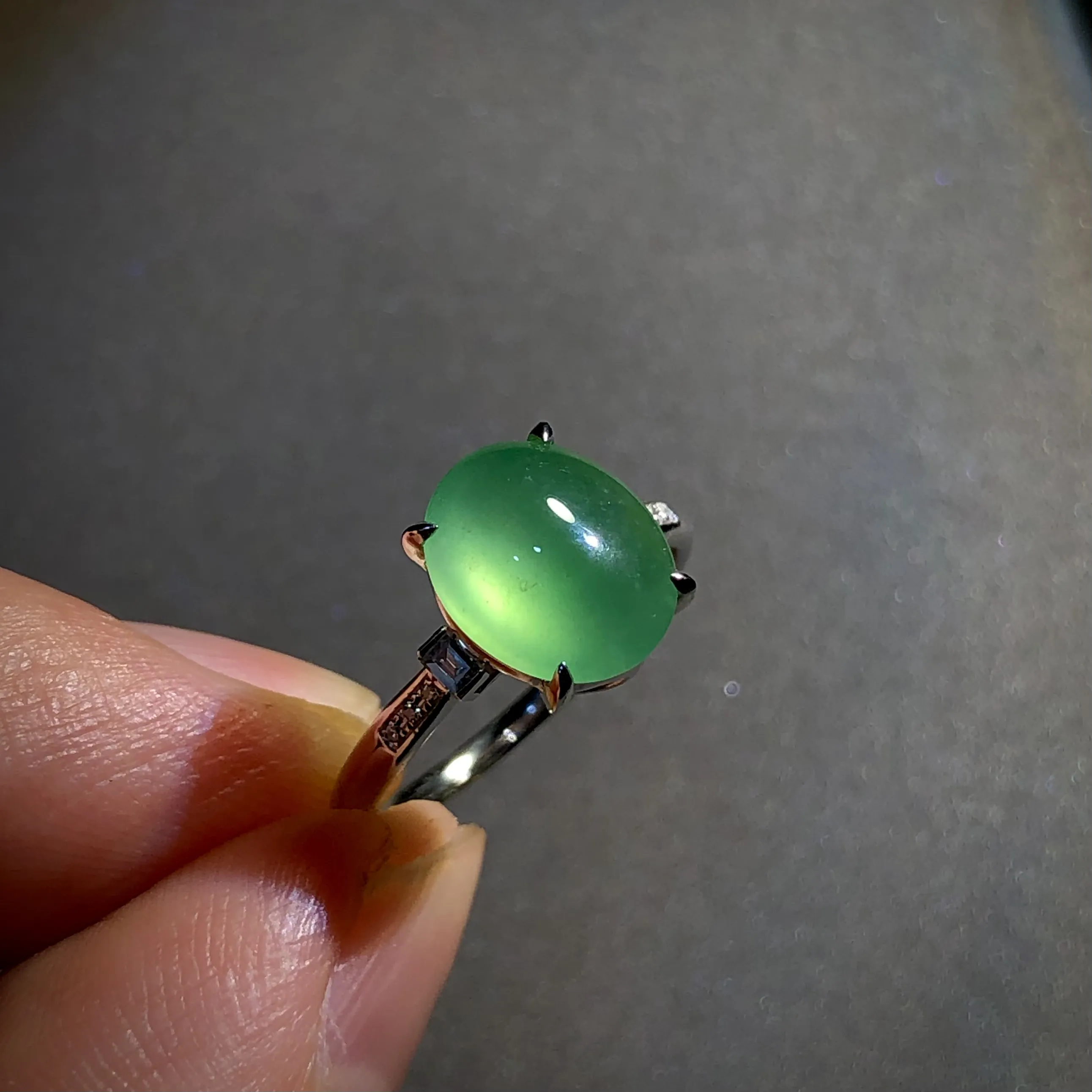 芽绿翡翠蛋面戒指，
裸石10-8.5-5mm，
12.5#可改，18K金，南非钻，