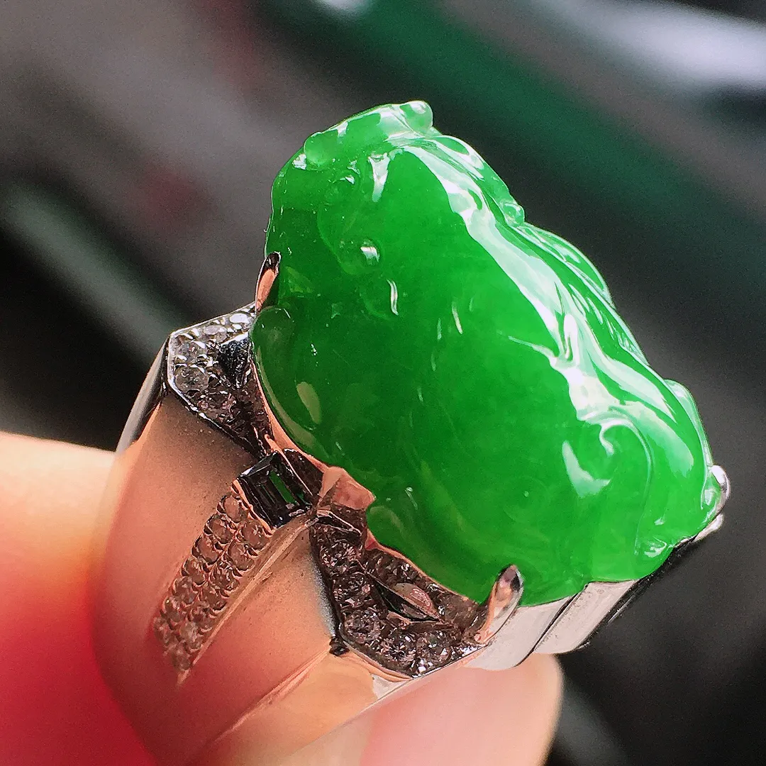 阳绿貔貅戒指，底子干净美，翠色艳阳，光
感十足，整体简洁，18k金豪
华镶嵌