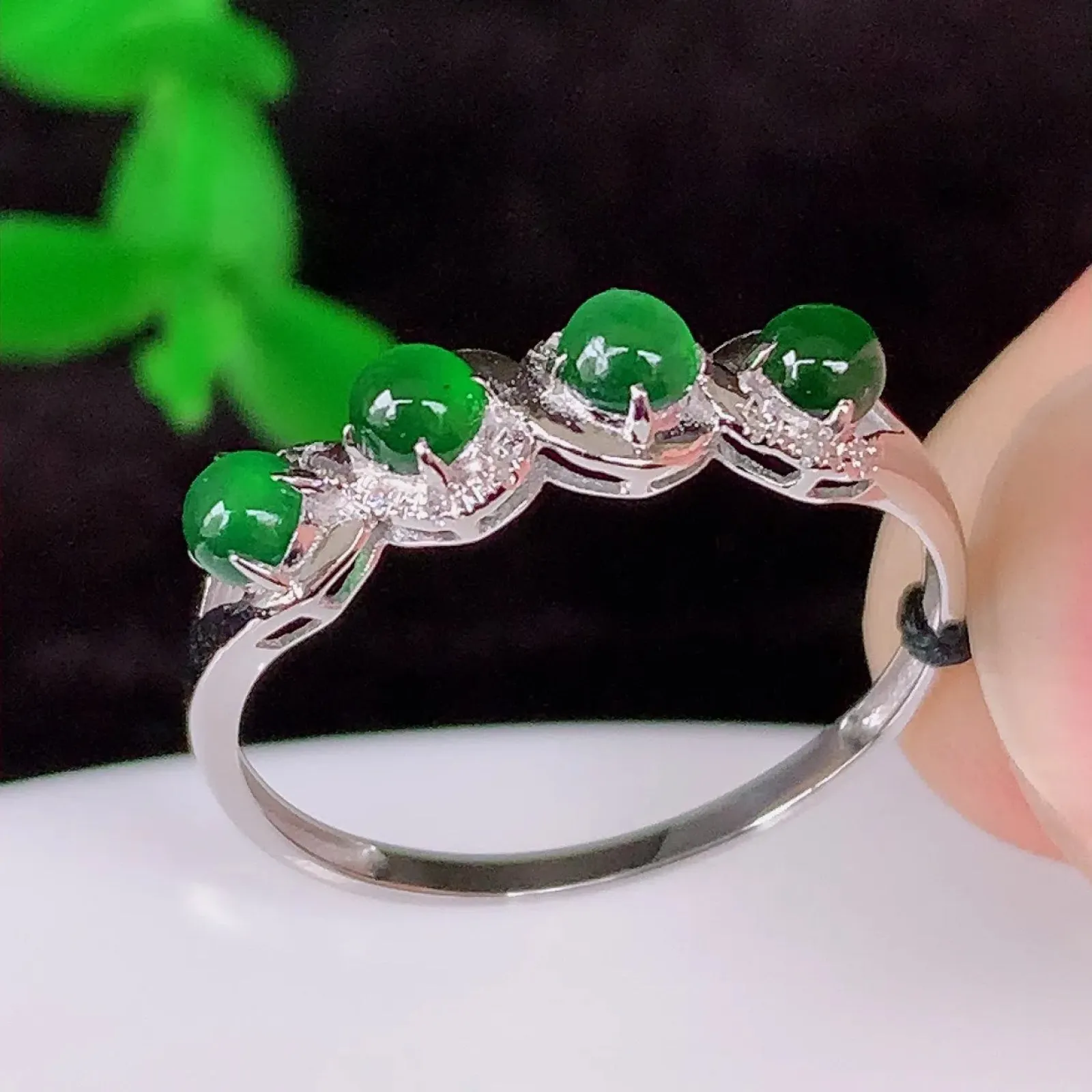 自然光实拍，18k金镶嵌冰满绿翡翠戒指，款式新颖时尚，日常百搭的款 质地细腻，清秀高雅，14圈口，佩
