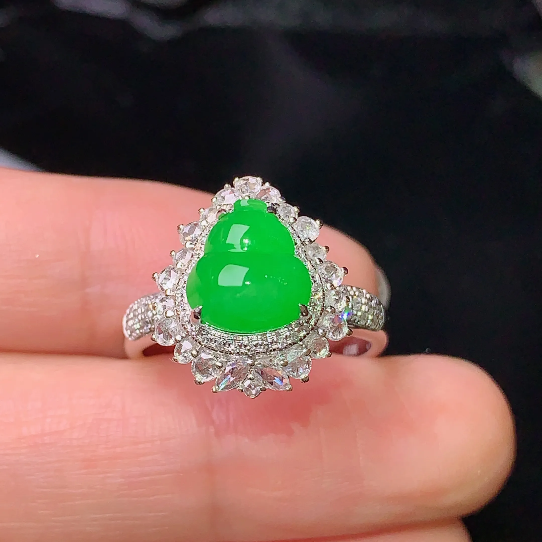 18k金钻镶嵌满绿葫芦戒指 玉质细腻 色泽艳丽 圈口14.5 整体尺寸15.5*13.5*11.7