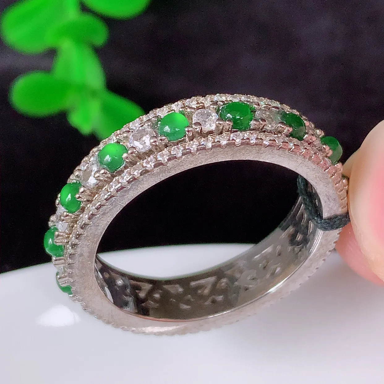 自然光实拍，冰透满绿翡翠925银镶嵌戒指，自然光实拍，翠色灵动，颜色漂亮，种老水足，品相佳，佩戴佳品