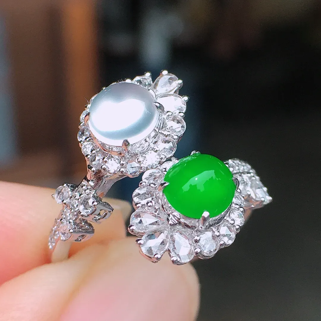 （冰+绿）二合一戒指，料子非常细腻光泽，种色
兼备，大气，上手太吸睛
了！18k金豪华镶嵌