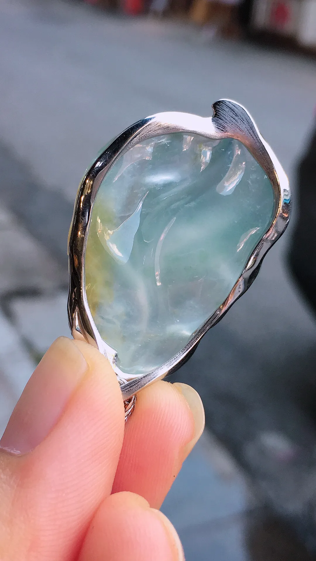 冰种【一叶知秋，一鸣惊人】吊坠，水足莹润，光感超强，
叶形饱满圆润，生动耐看，佩戴效果好！18k
金豪华镶嵌