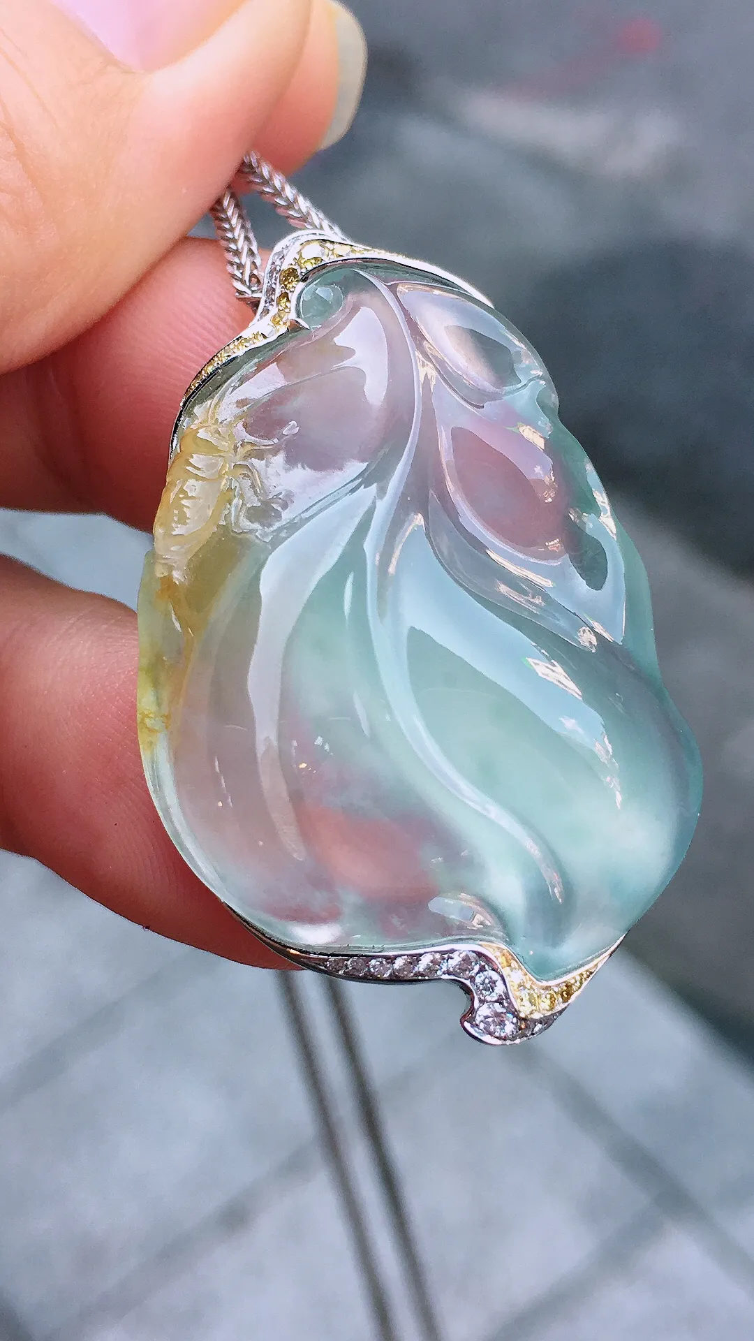 冰种【一叶知秋，一鸣惊人】吊坠，水足莹润，光感超强，
叶形饱满圆润，生动耐看，佩戴效果好！18k
金豪华镶嵌