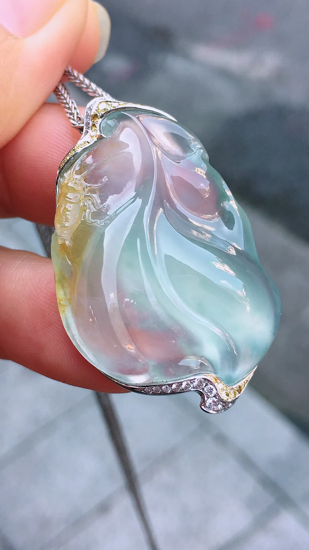 冰种【一叶知秋，一鸣惊人】吊坠，水足莹润，光感超强，
叶形饱满圆润，生动耐看，佩戴效果好！18k
金豪华镶嵌