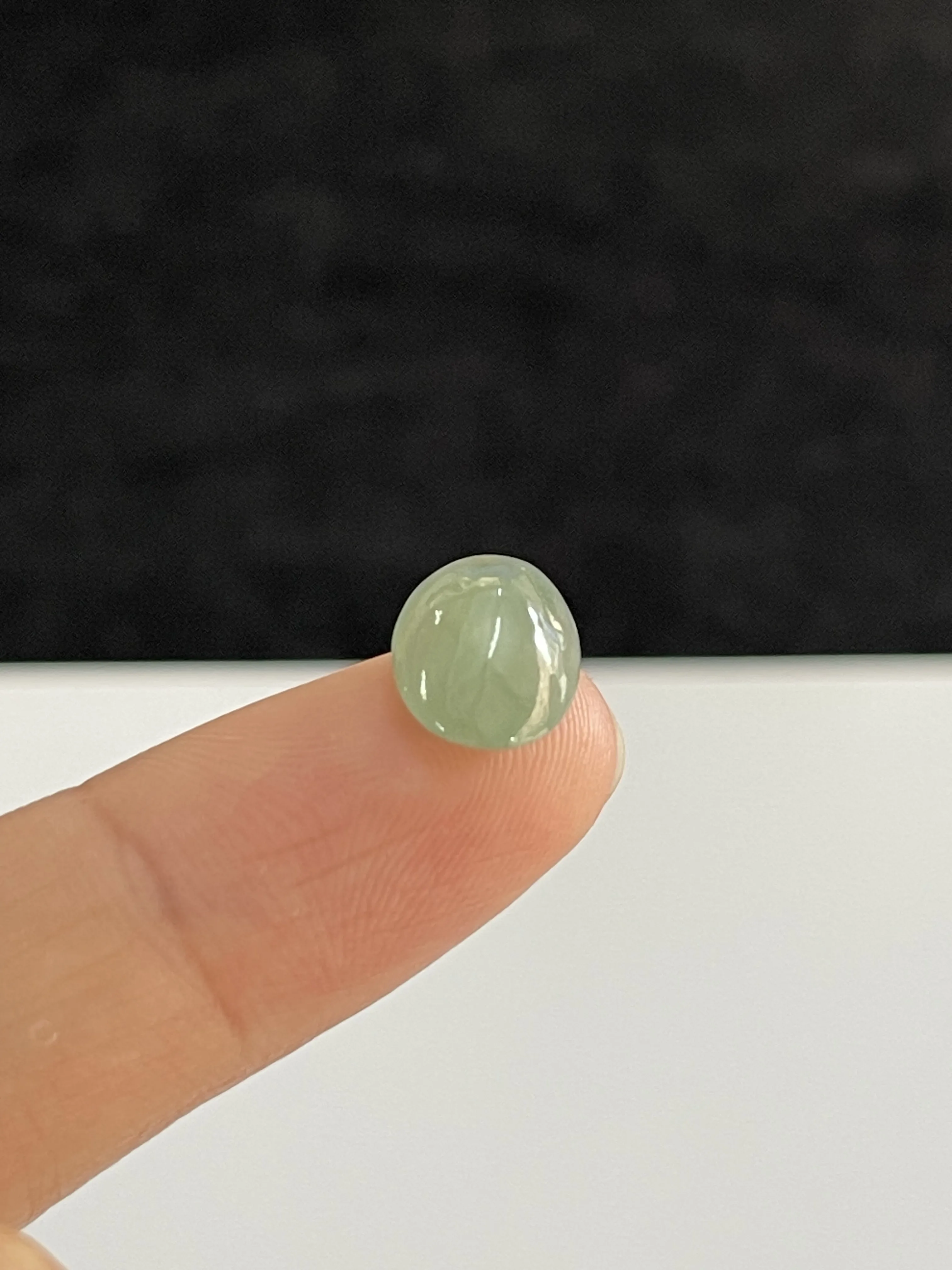 冰糯种淡绿色蛋面翡翠圆/椭圆形