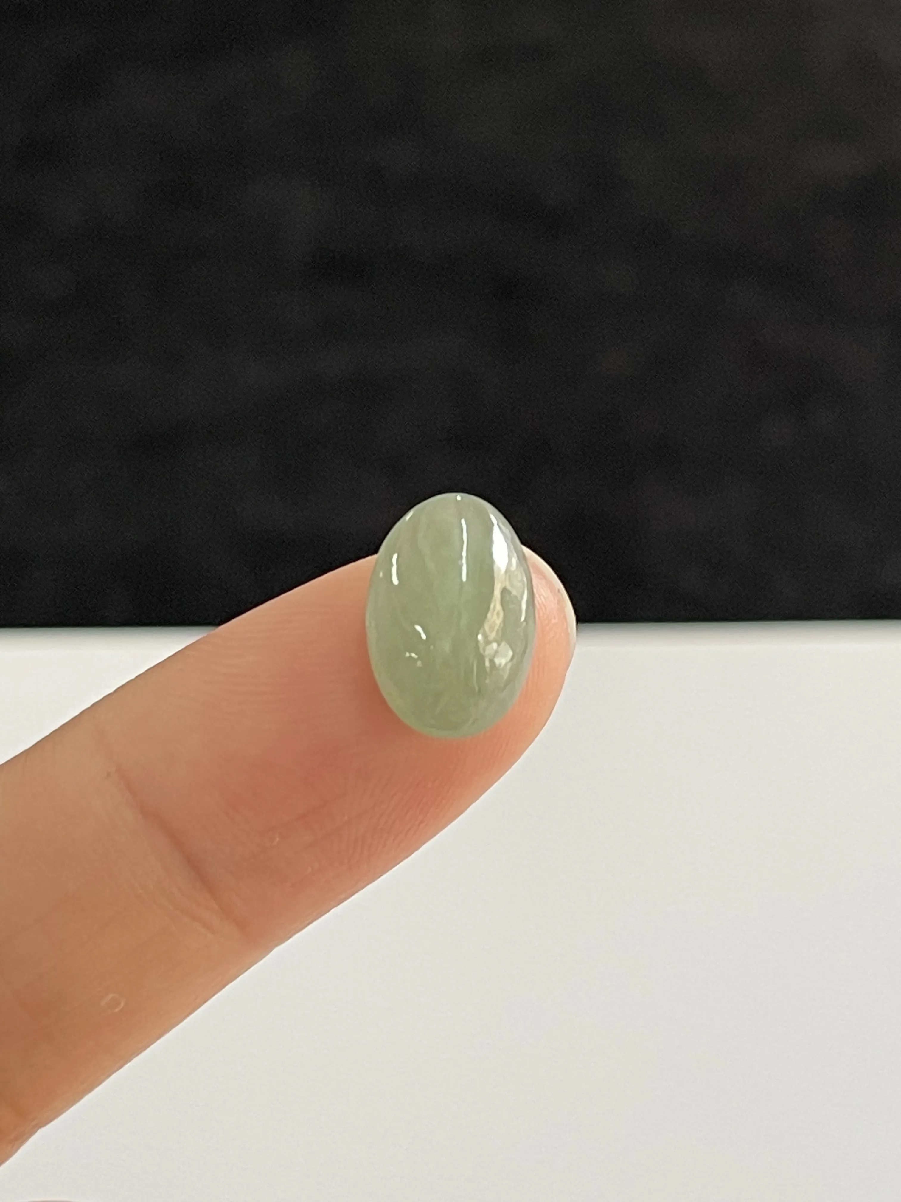 冰糯种淡绿色蛋面翡翠圆/椭圆形