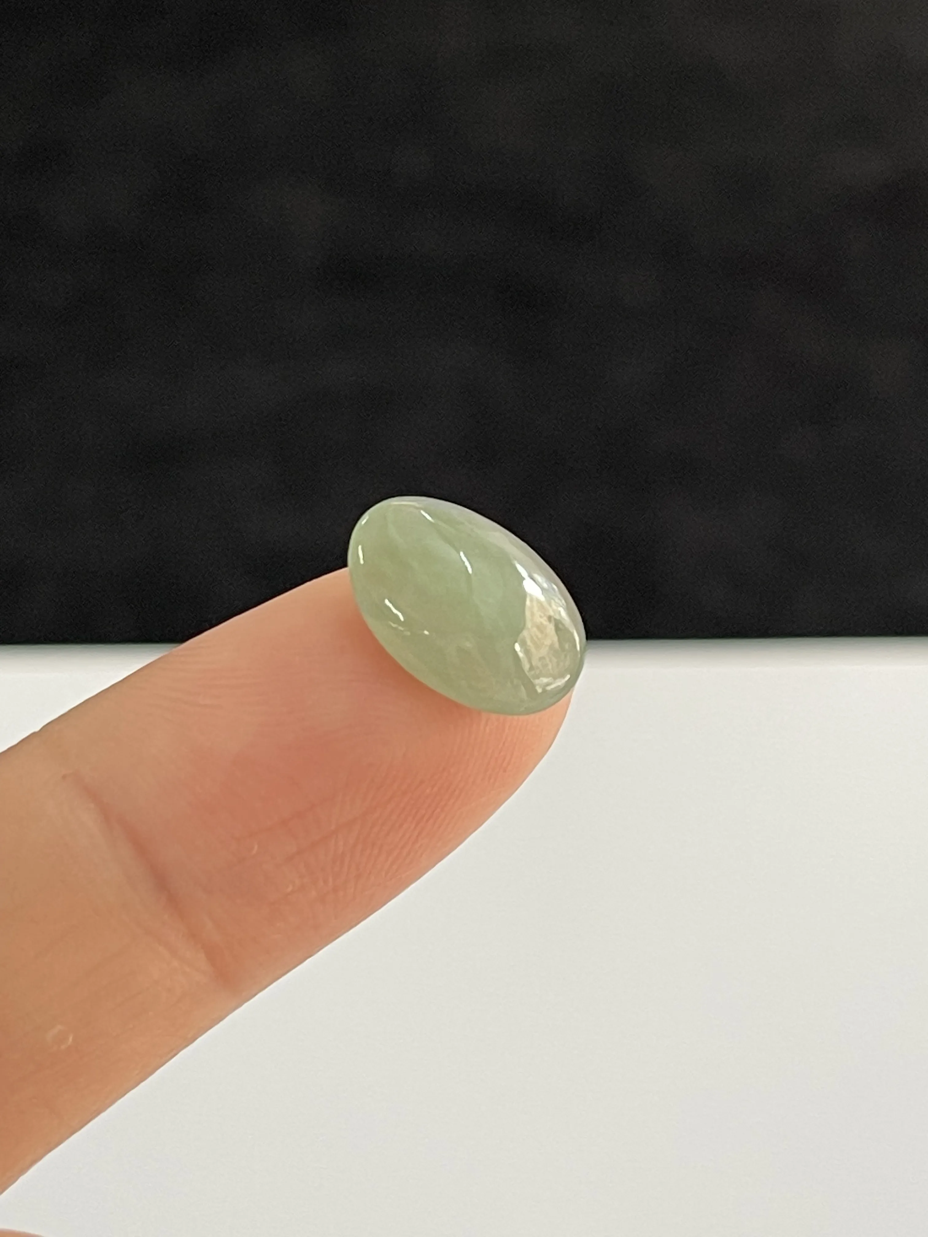 冰糯种淡绿色蛋面翡翠圆/椭圆形