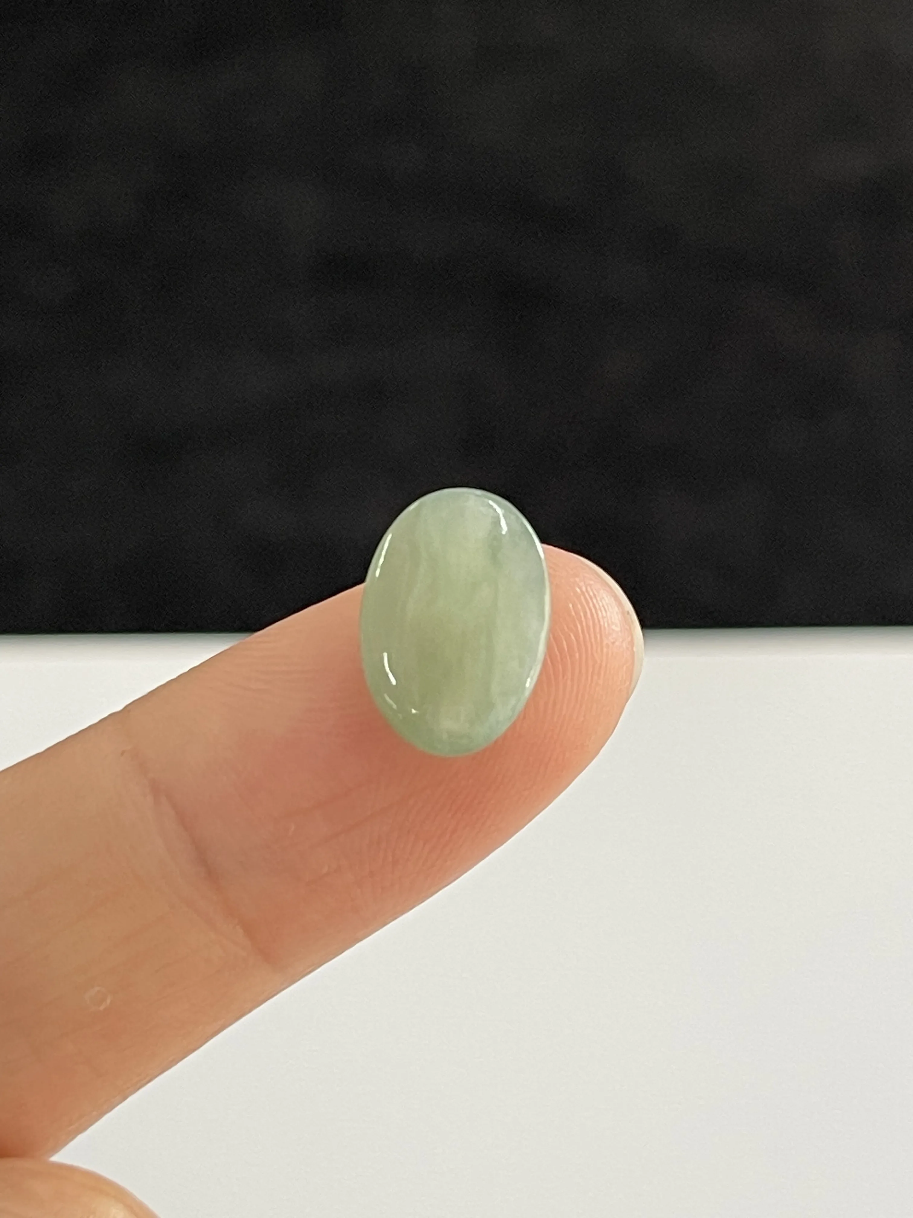 冰糯种淡绿色蛋面翡翠圆/椭圆形