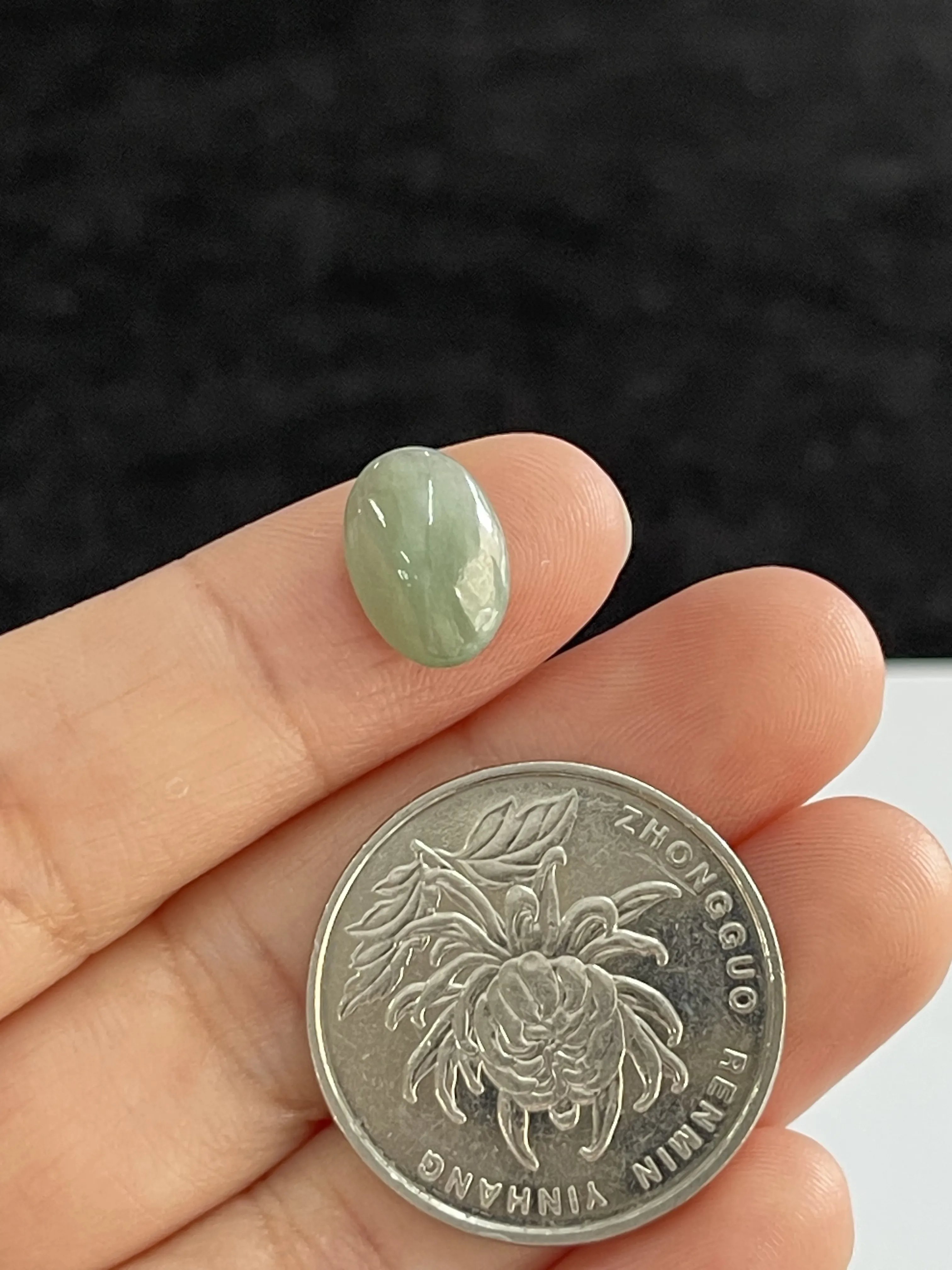 冰糯种淡绿色蛋面翡翠圆/椭圆形