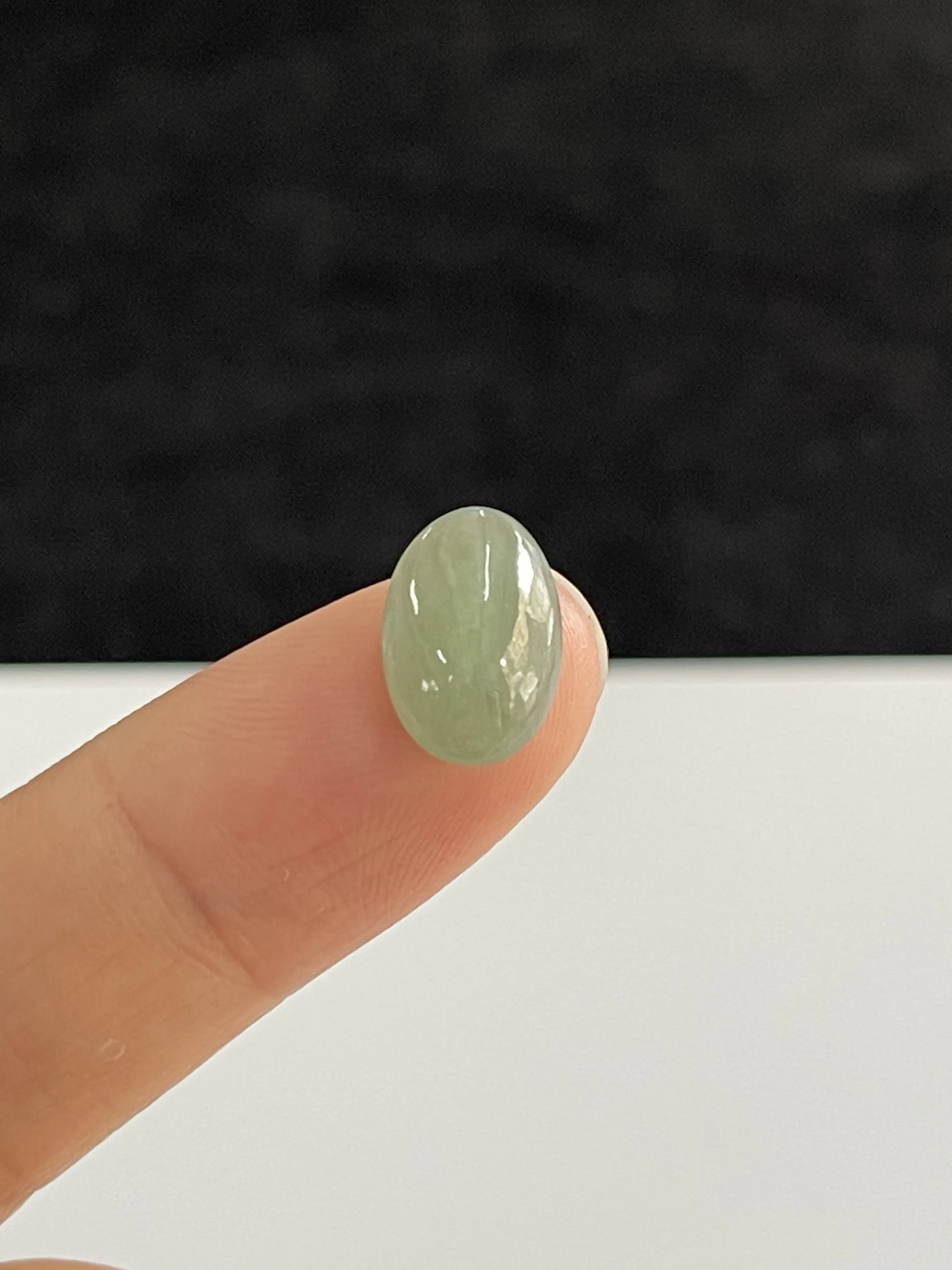 冰糯种淡绿色蛋面翡翠圆/椭圆形