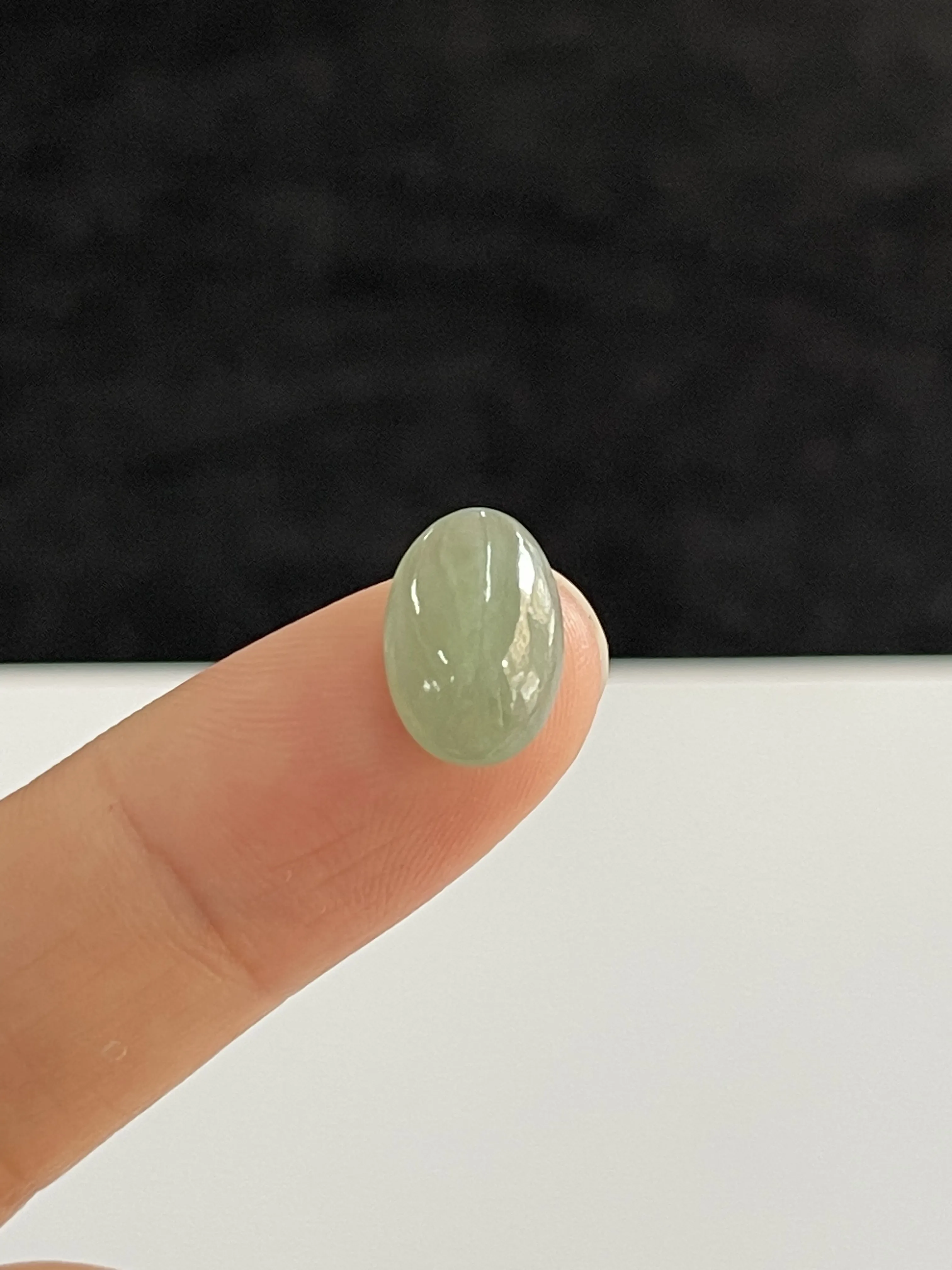 冰糯种淡绿色蛋面翡翠圆/椭圆形