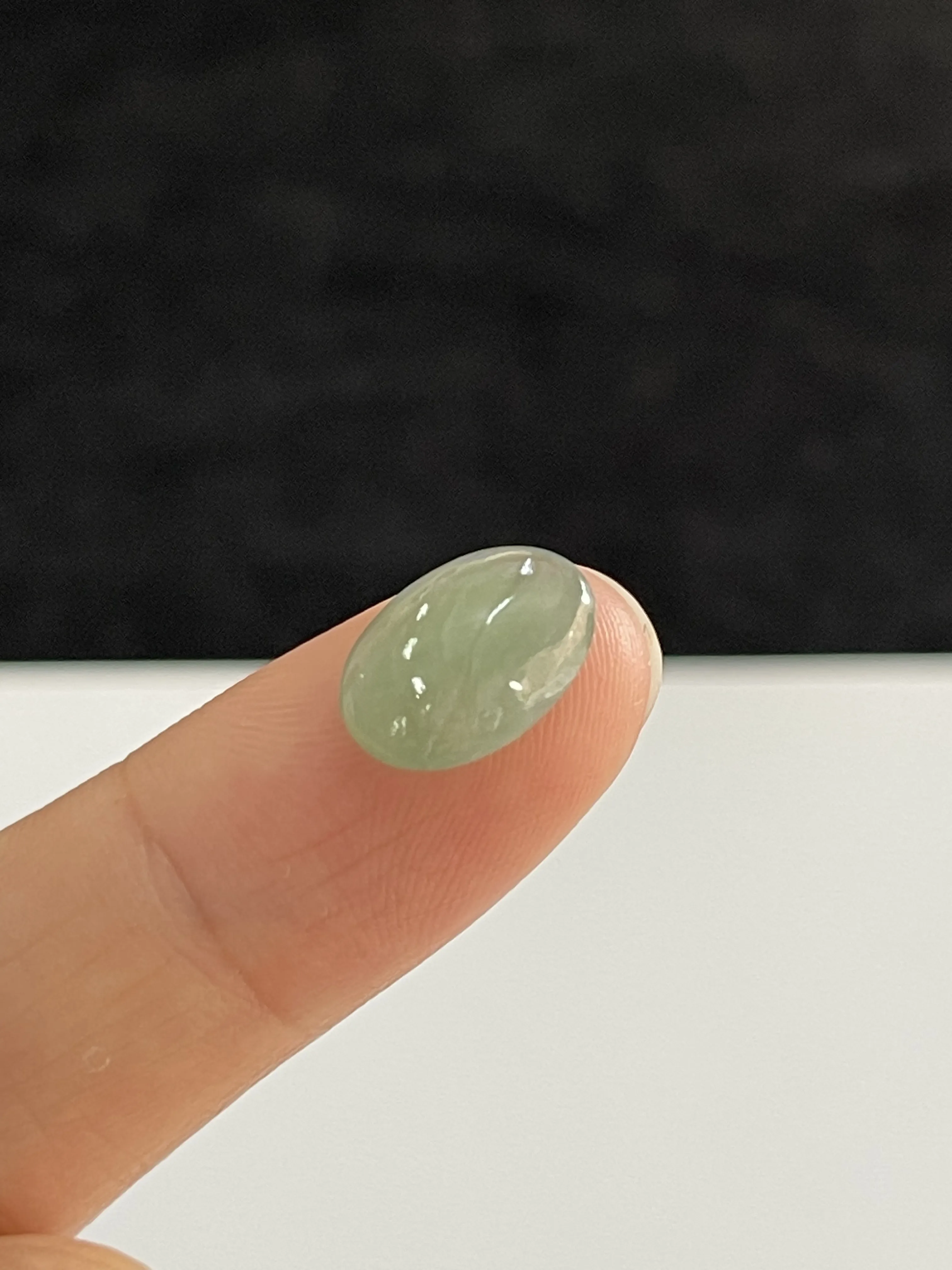 冰糯种淡绿色蛋面翡翠圆/椭圆形