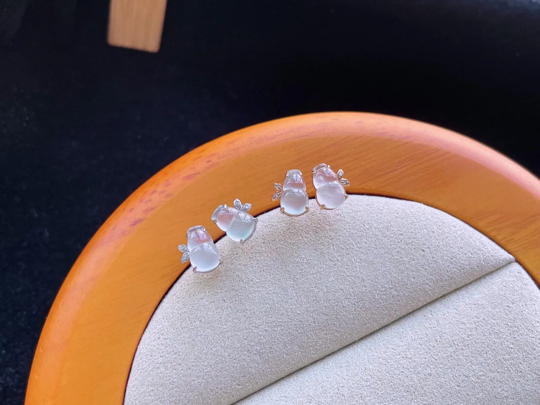 18K 冰种·葫芦耳钉 单件价

裸7.1-4.8-3