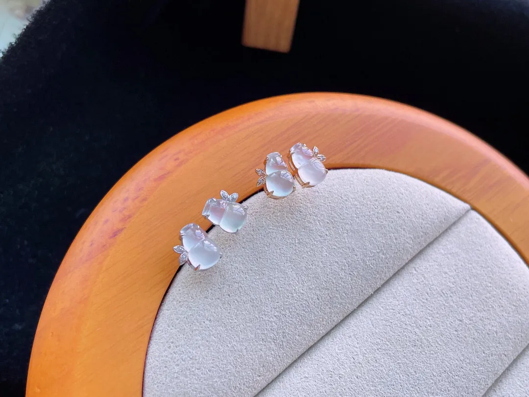18K 冰种·葫芦耳钉 单件价

裸7.1-4.8-3