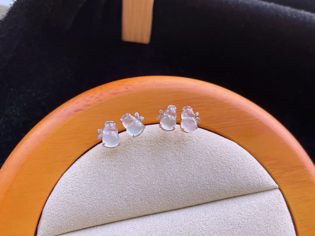 18K 冰种·葫芦耳钉 单件价

裸7.1-4.8-3