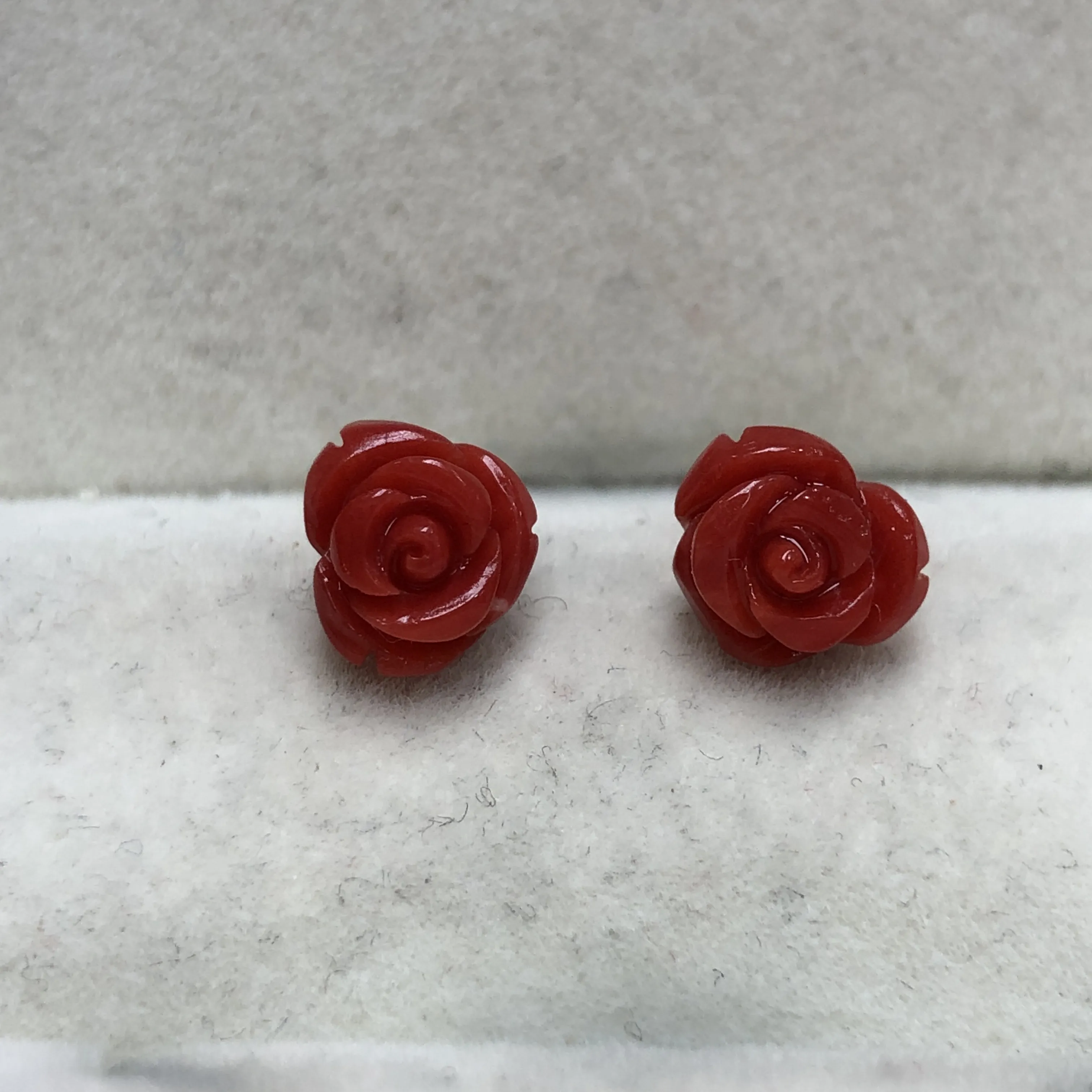 【天然红珊瑚小8mm玫瑰花耳钉】天然无添加无优化，意大利产地，沙丁材料，整料雕刻饱满，光泽水嫩柔润透亮，裸石尺寸约为7.7*7.4*5.8mm，18K金针镶嵌！重量约为0.8克。有珊瑚自古被佛教视为珍宝，深海里千年生长的有机宝石，有灵性，气场强大。批量随机发货！