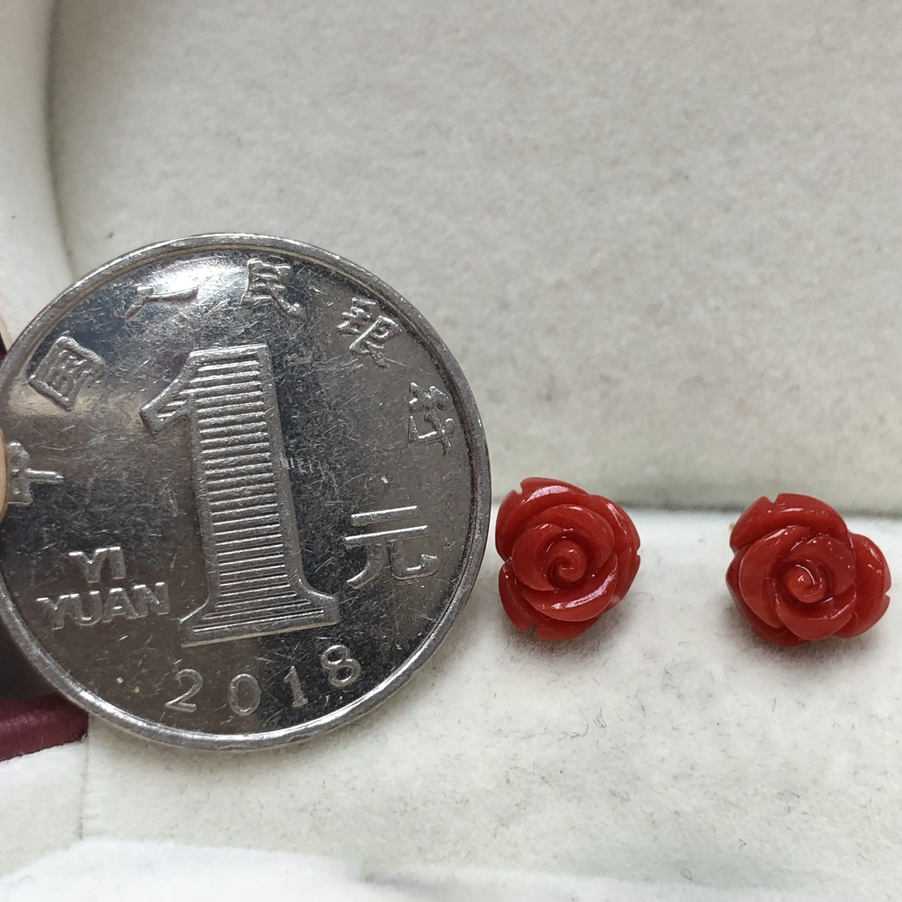【天然红珊瑚小8mm玫瑰花耳钉】天然无添加无优化，意大利产地，沙丁材料，整料雕刻饱满，光泽水嫩柔润透亮，裸石尺寸约为7.7*7.4*5.8mm，18K金针镶嵌！重量约为0.8克。有珊瑚自古被佛教视为珍宝，深海里千年生长的有机宝石，有灵性，气场强大。批量随机发货！