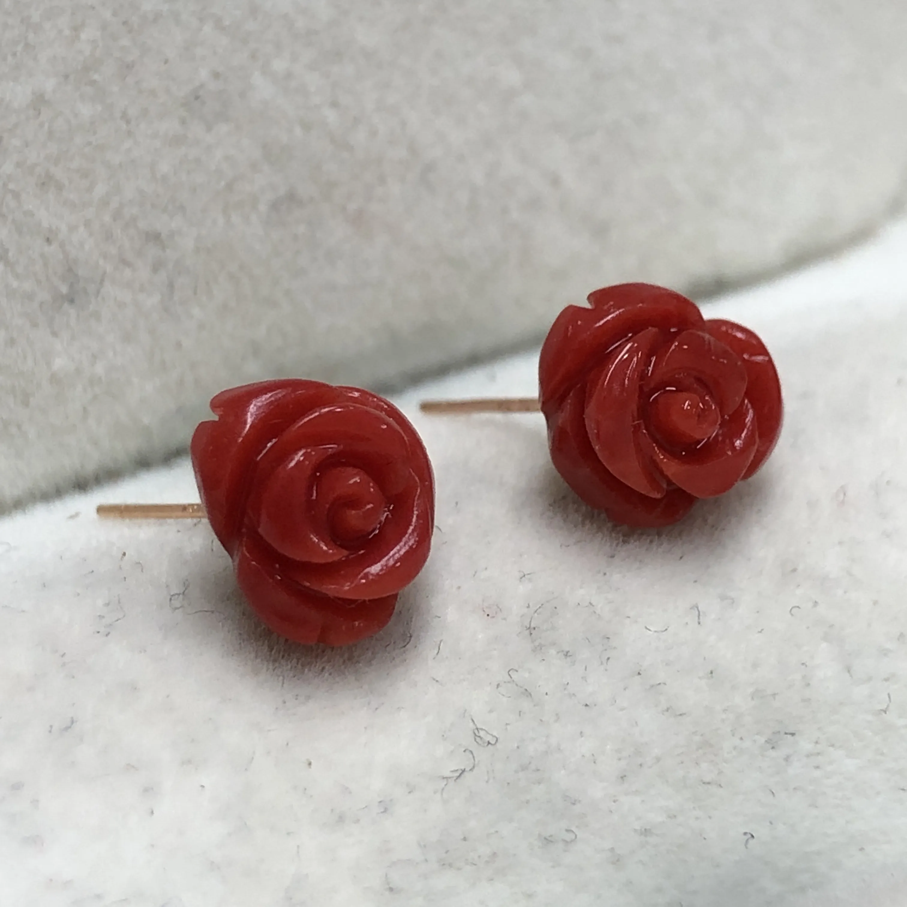 【天然红珊瑚小8mm玫瑰花耳钉】天然无添加无优化，意大利产地，沙丁材料，整料雕刻饱满，光泽水嫩柔润透亮，裸石尺寸约为7.7*7.4*5.8mm，18K金针镶嵌！重量约为0.8克。有珊瑚自古被佛教视为珍宝，深海里千年生长的有机宝石，有灵性，气场强大。批量随机发货！